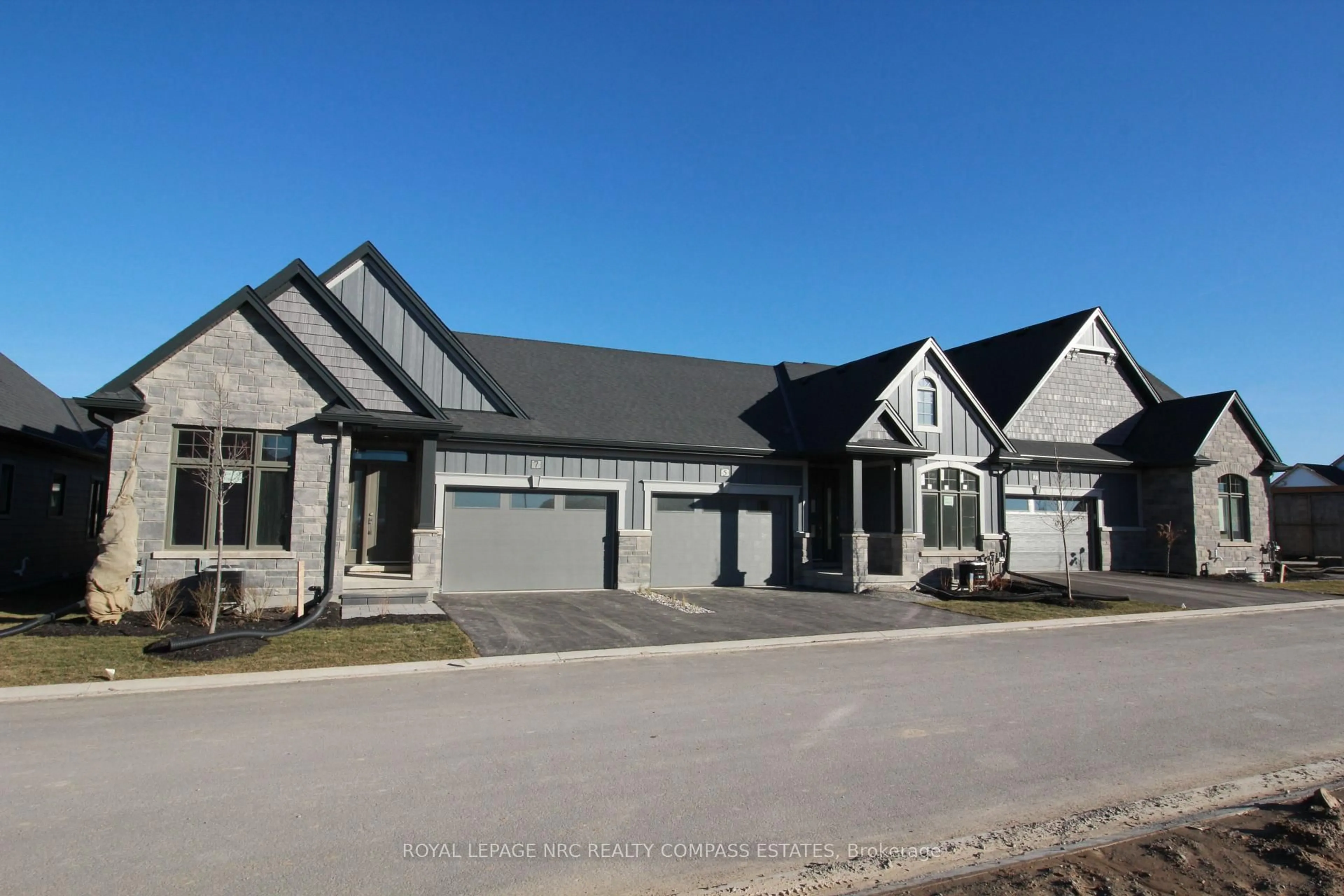 Home with vinyl exterior material, street for 6 PEACHTREE Lane, Niagara-on-the-Lake Ontario L0S 1T0
