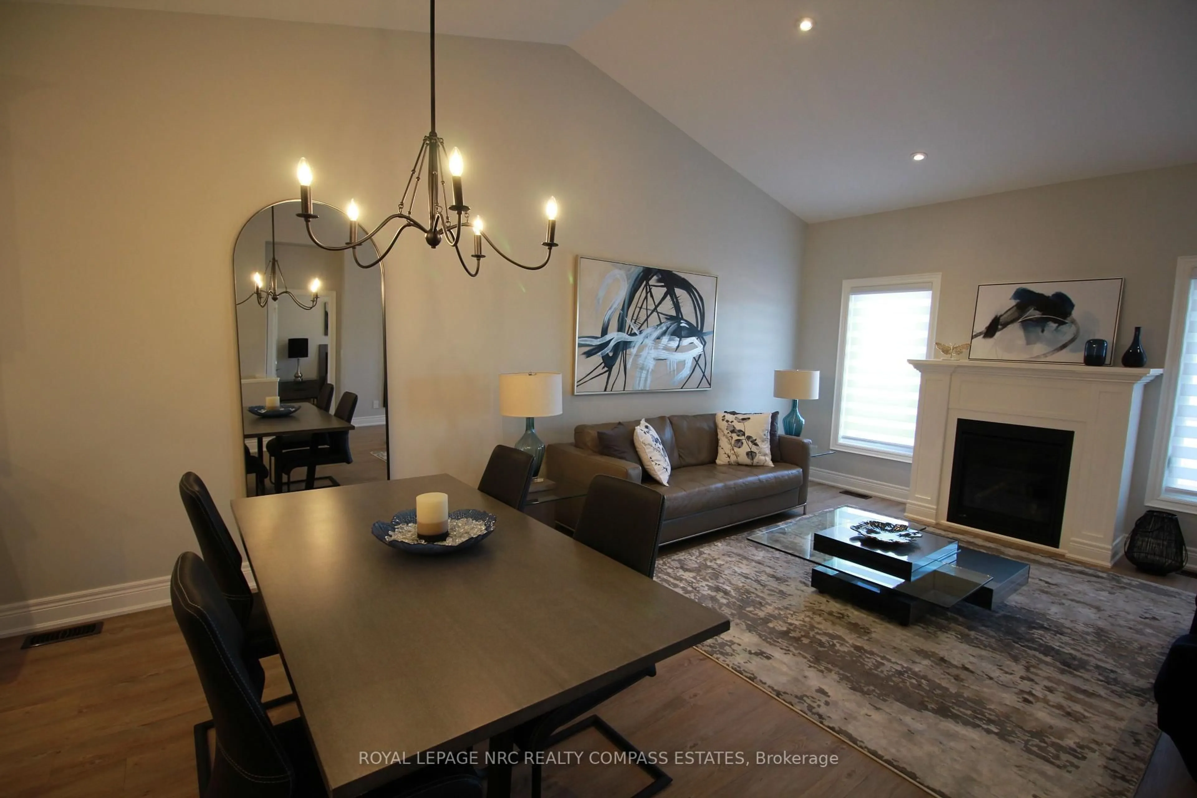 Living room with furniture, wood/laminate floor for 6 PEACHTREE Lane, Niagara-on-the-Lake Ontario L0S 1T0