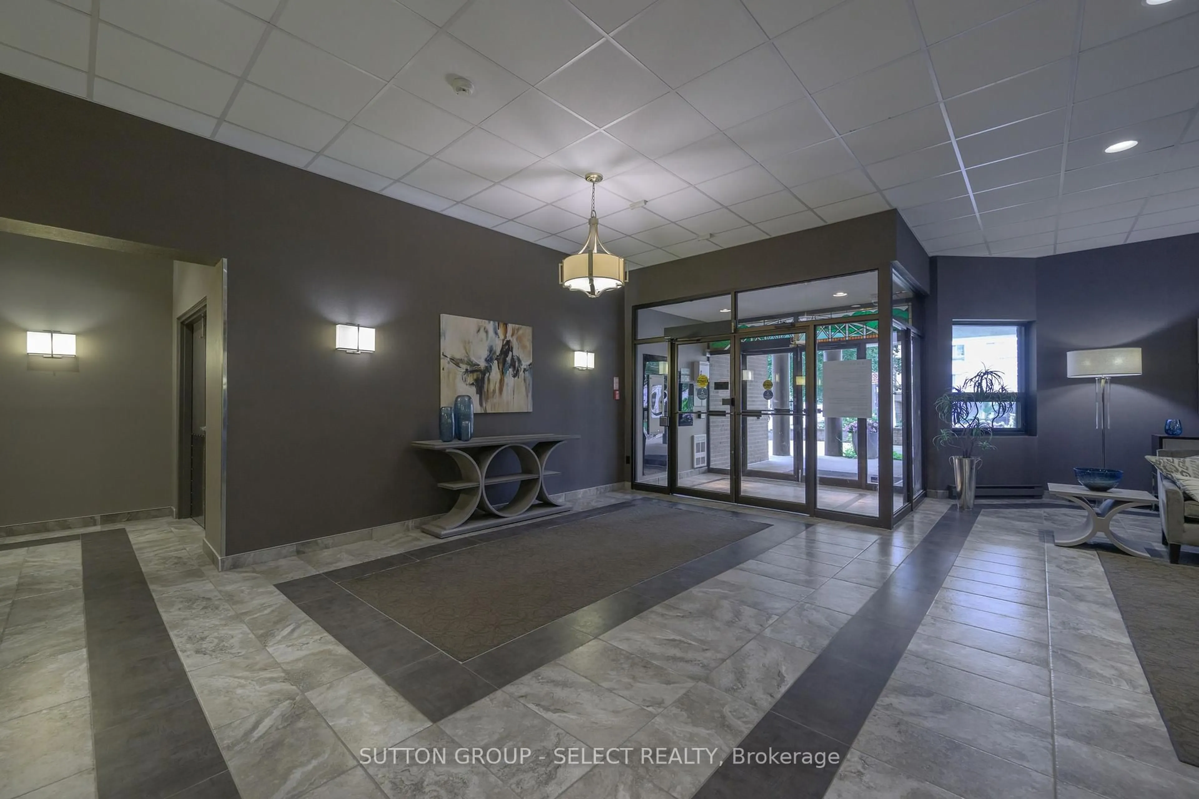 Indoor foyer for 549 RIDOUT St #304, London East Ontario N6A 5N5