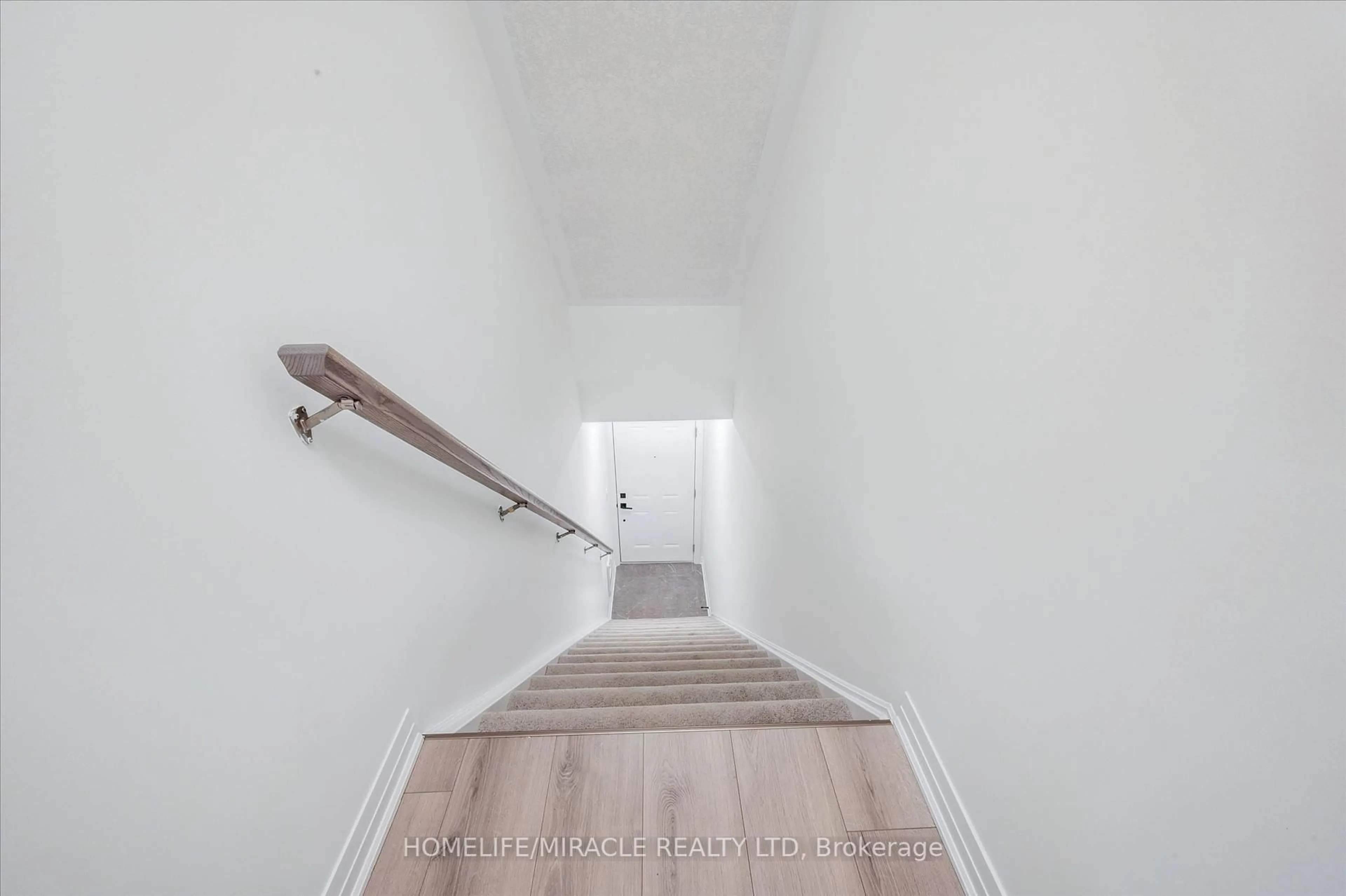 Stairs for 25 Isherwood Ave, Cambridge Ontario N1R 0E2