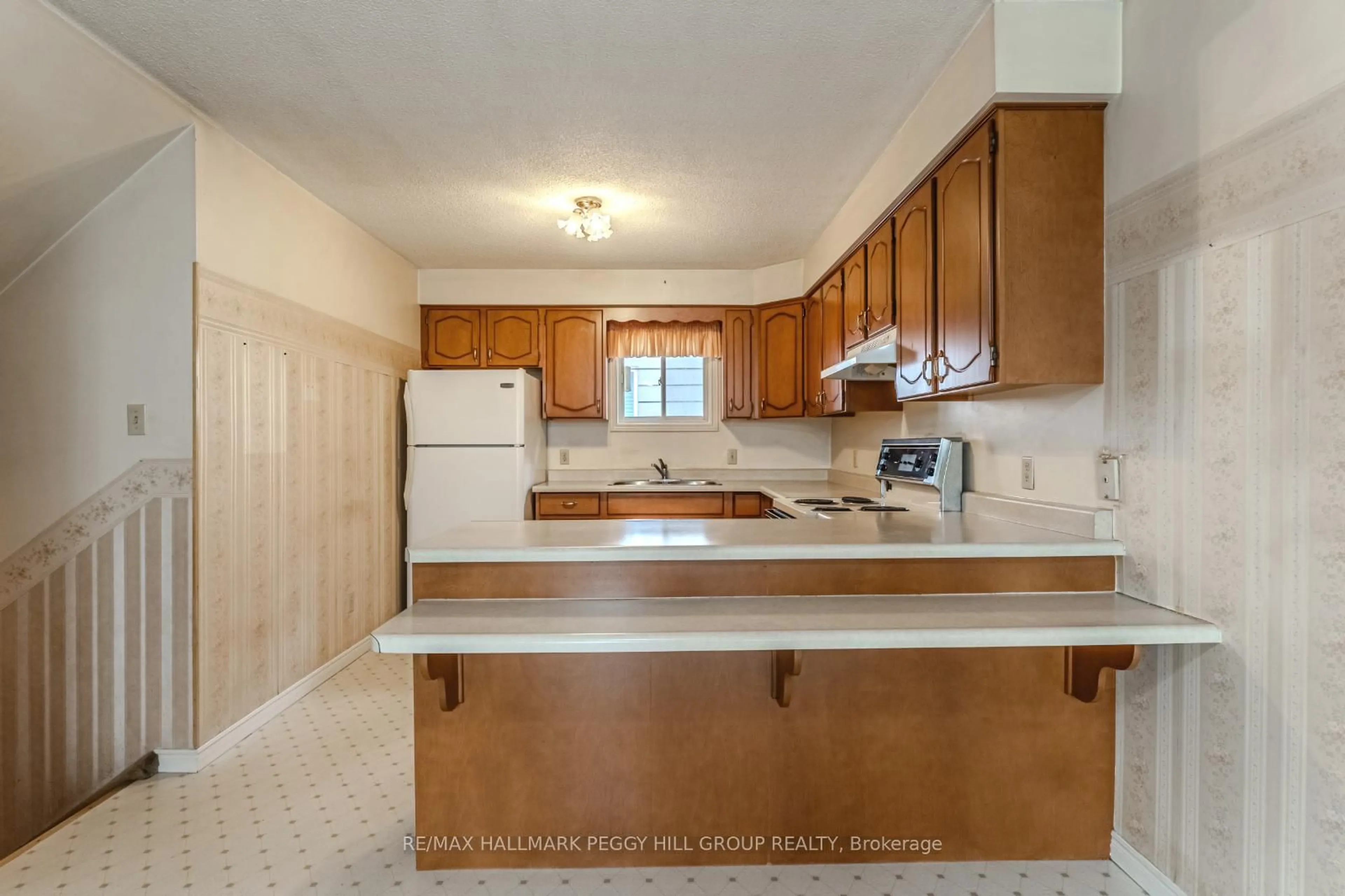 Standard kitchen, ceramic/tile floor for 2042 7th Ave, Owen Sound Ontario N4K 6R9