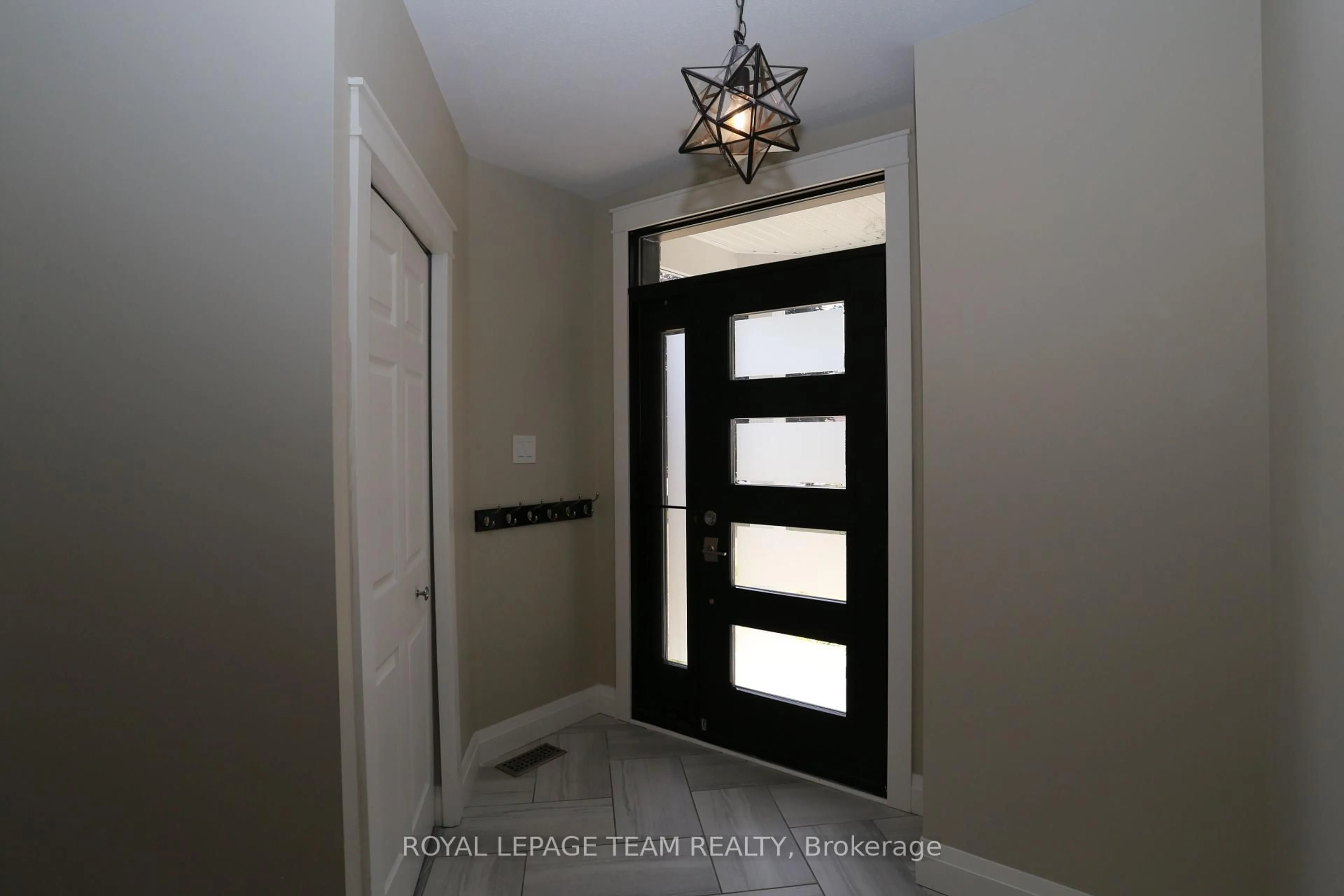 Indoor entryway for 78 Friendly Cres, Stittsville Ontario K2S 2B5