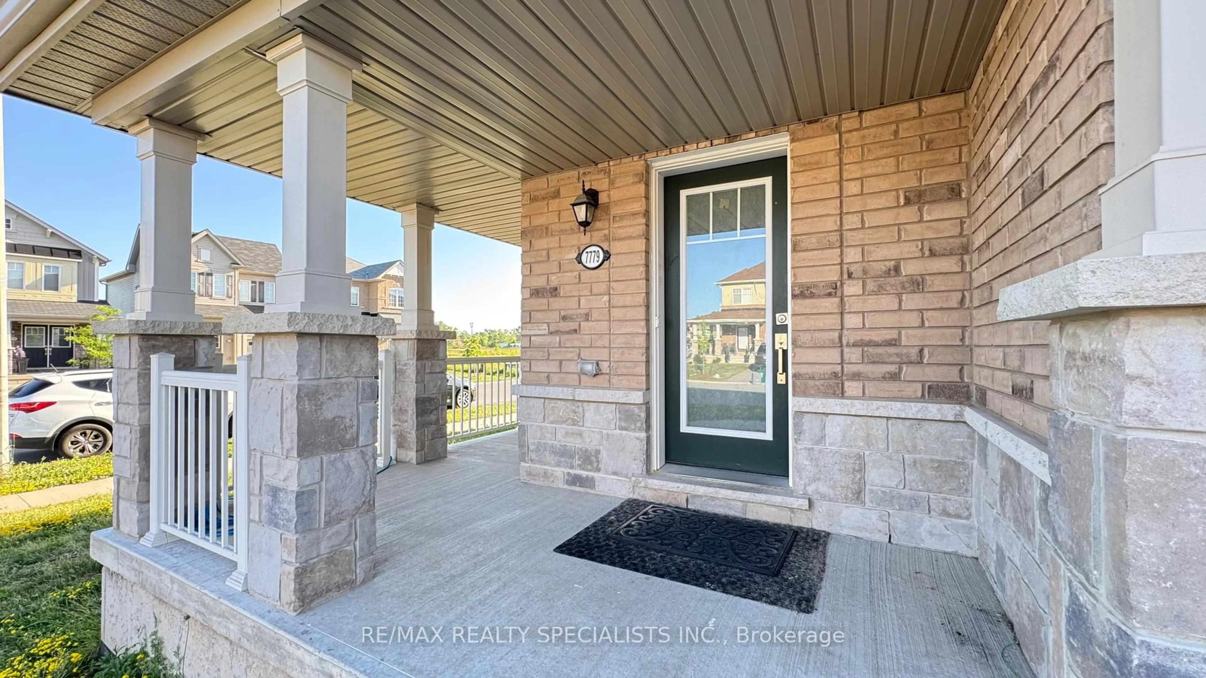 Indoor entryway for 7779 Redbud Lane, Niagara Falls Ontario L2H 3S2