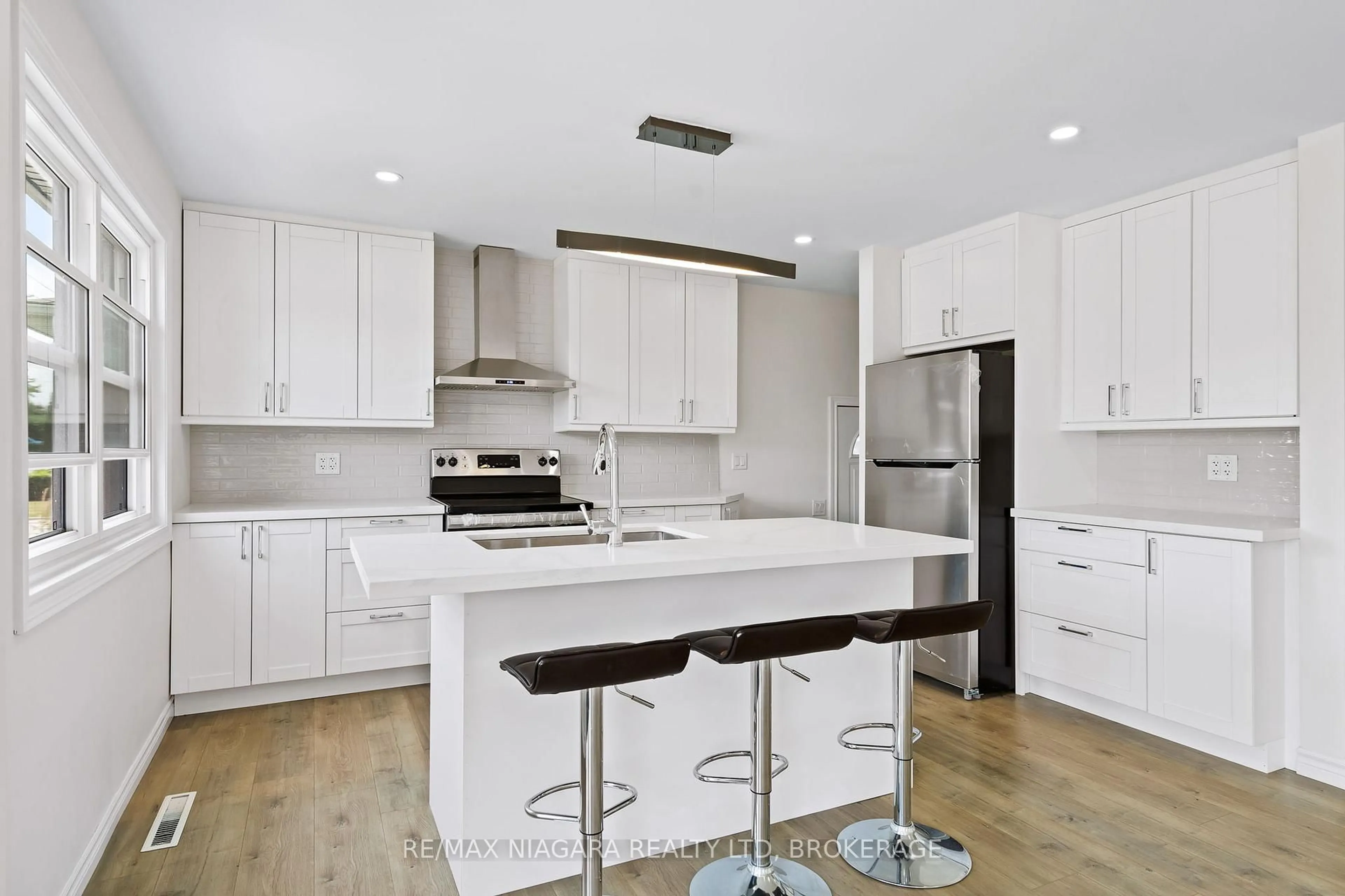 Contemporary kitchen, unknown for 53 Collier Rd, Thorold Ontario L2V 3S9