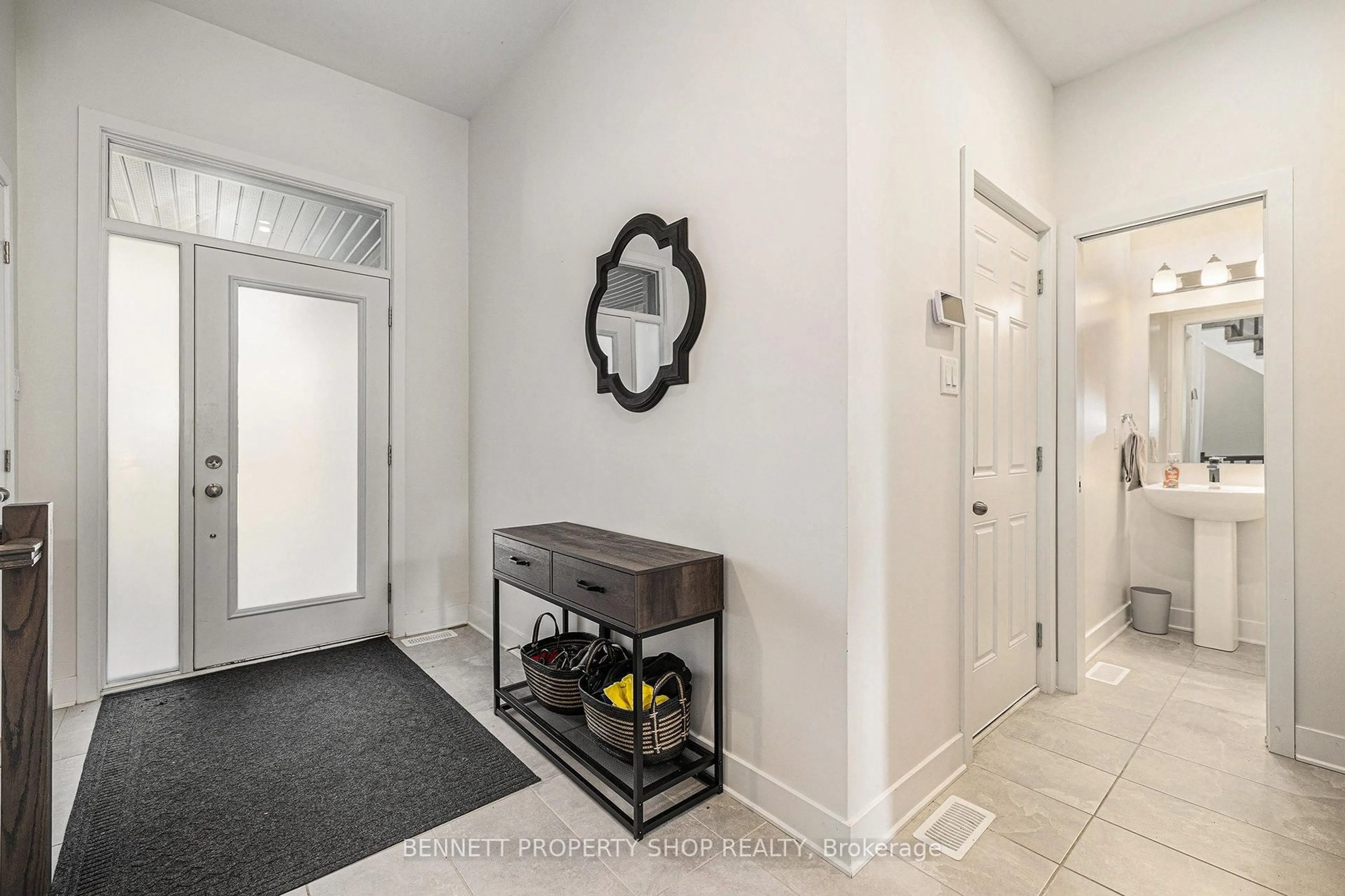 Indoor entryway for 735 Twist Way, Ottawa Ontario K2V 0M9
