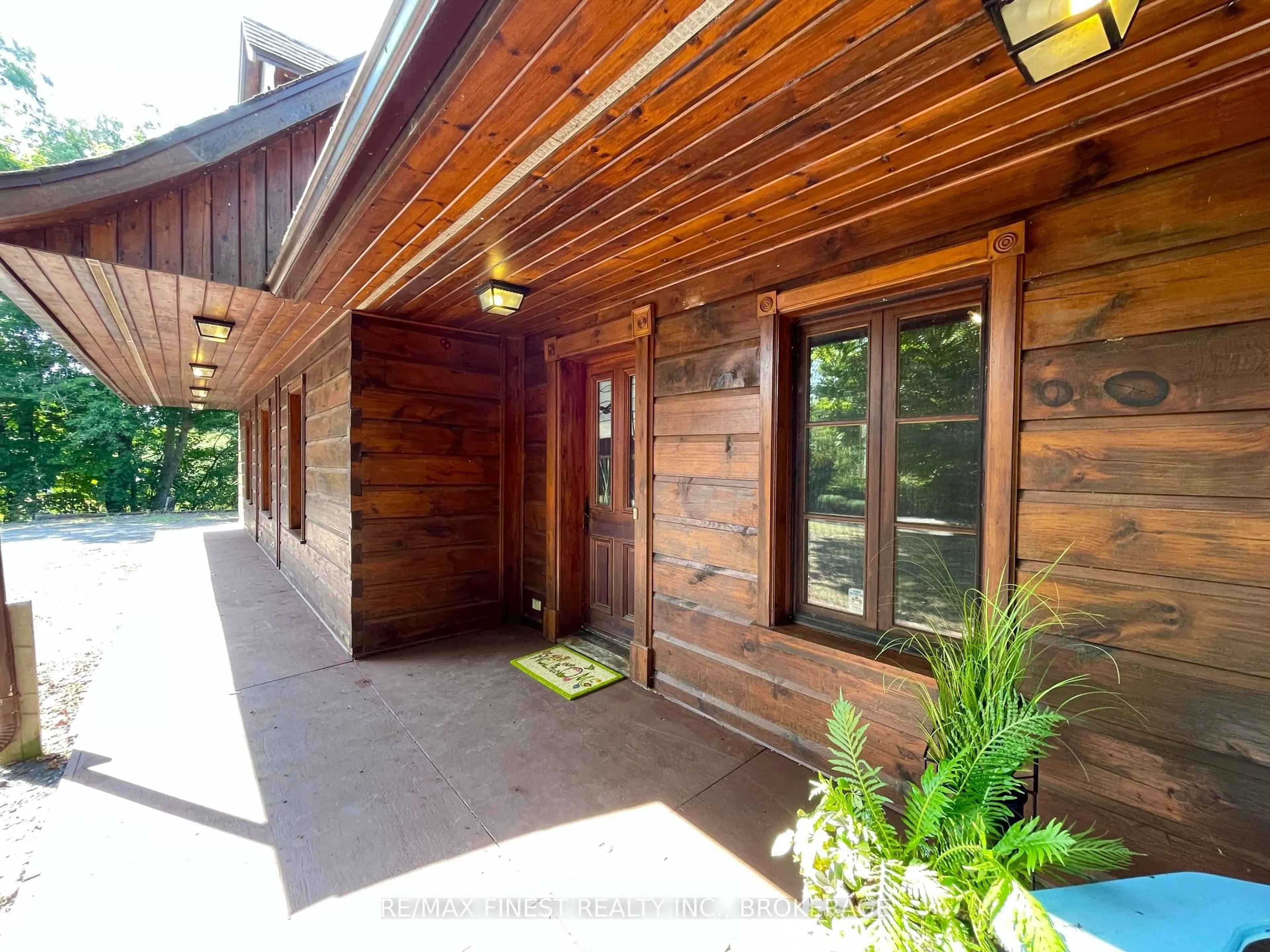 Indoor entryway for 1132 Leach Lane, Sydenham Ontario K0H 2T0