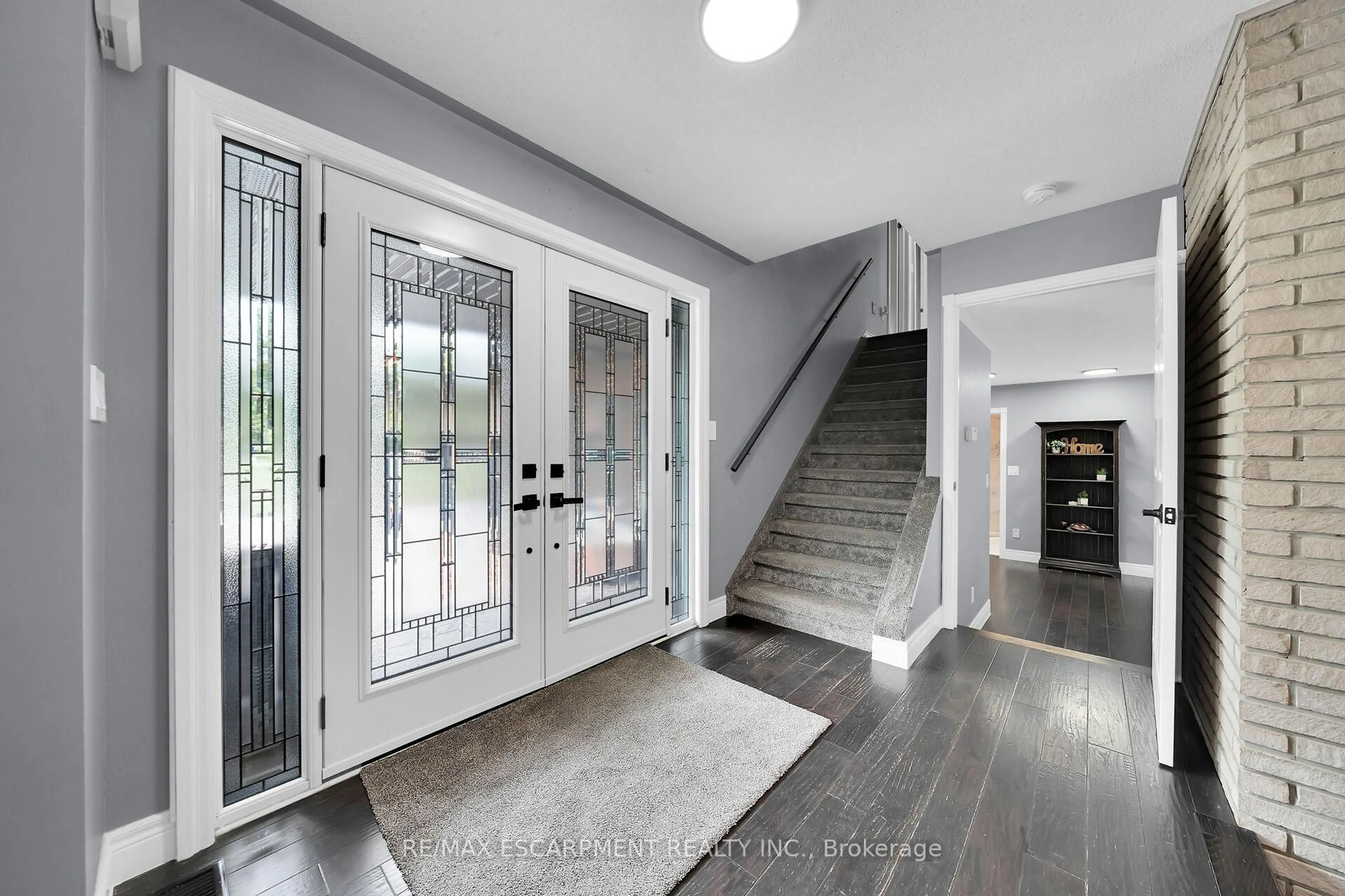 Indoor entryway for 911 Indiana Rd, Haldimand Ontario N0A 1C0