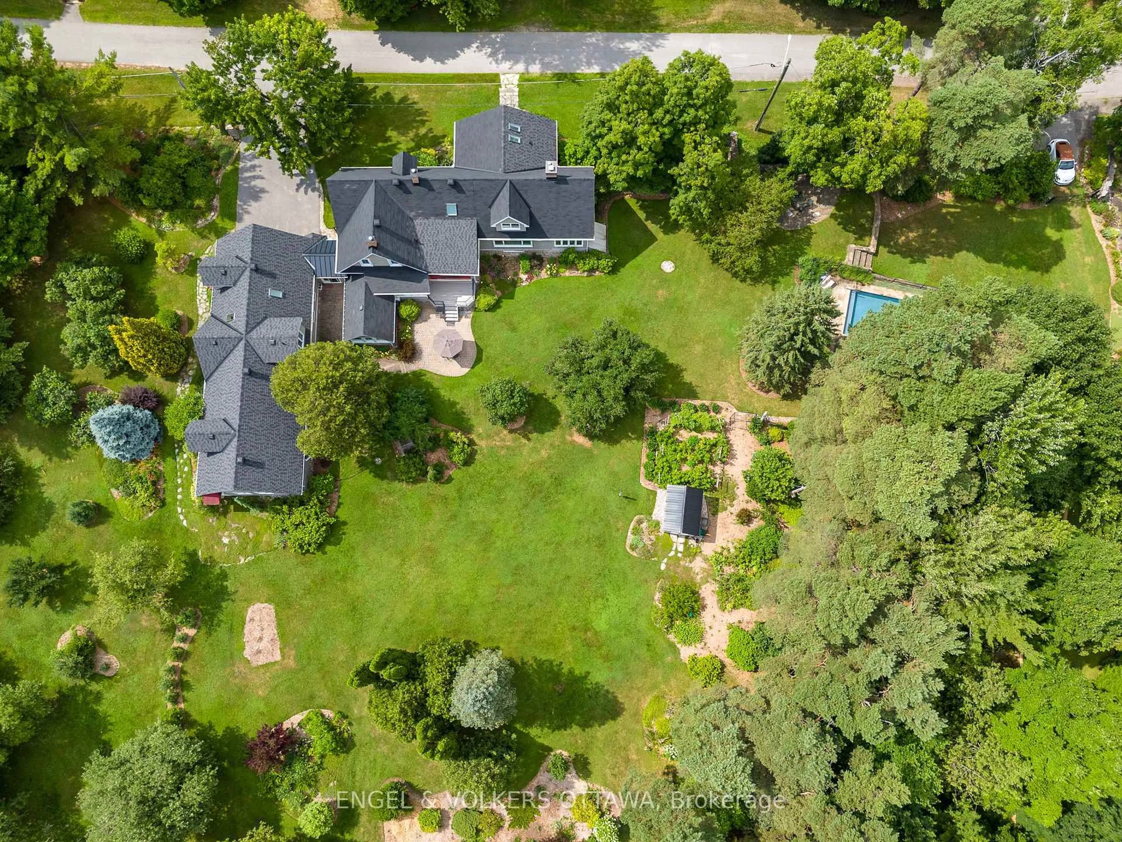 A pic from outside/outdoor area/front of a property/back of a property/a pic from drone, unknown for 233 Strathburn St, Almonte Ontario K0A 1A0