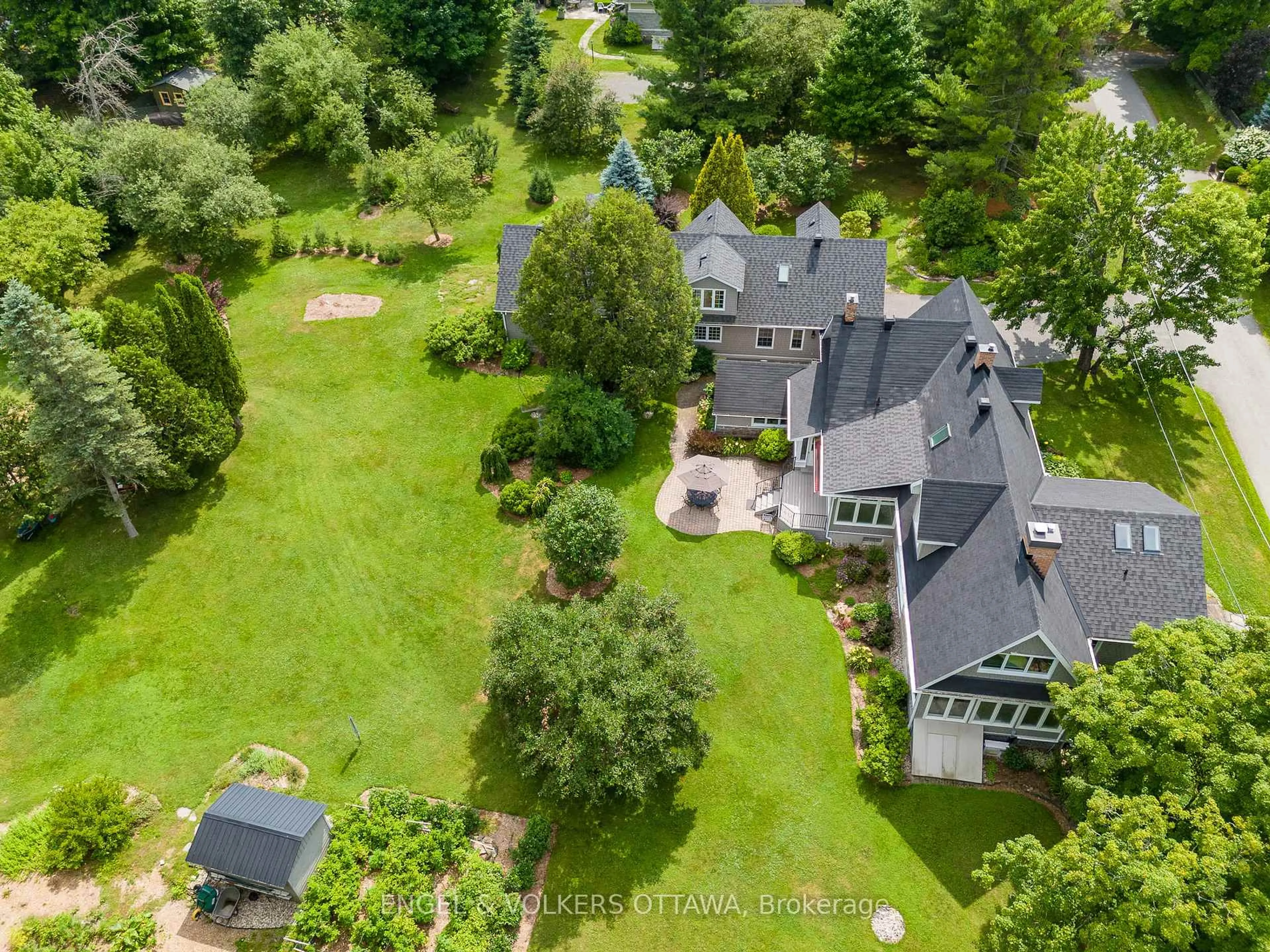 A pic from outside/outdoor area/front of a property/back of a property/a pic from drone, unknown for 233 Strathburn St, Almonte Ontario K0A 1A0