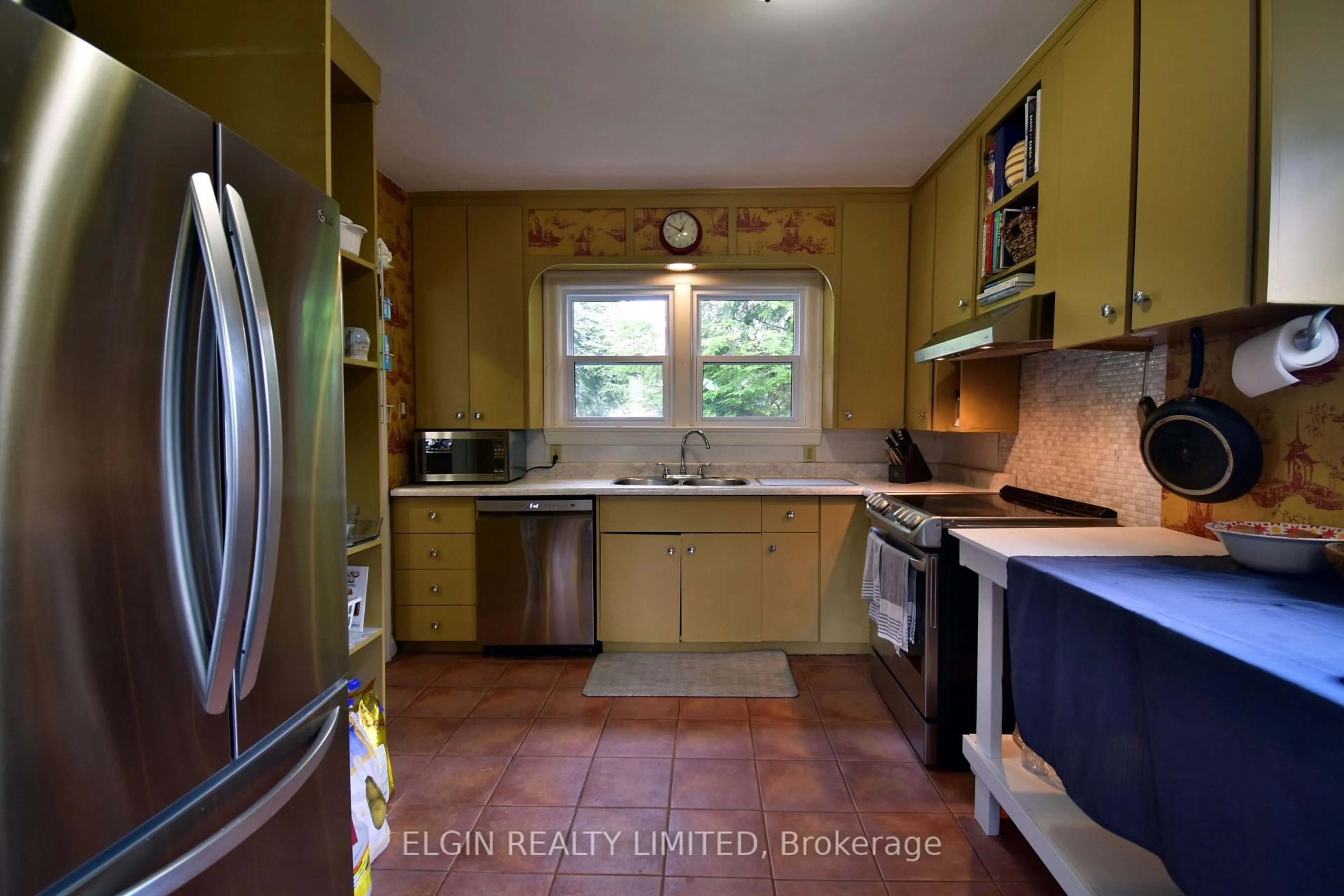 Standard kitchen, ceramic/tile floor for 145 Wilson Ave, St. Thomas Ontario N5R 3R4