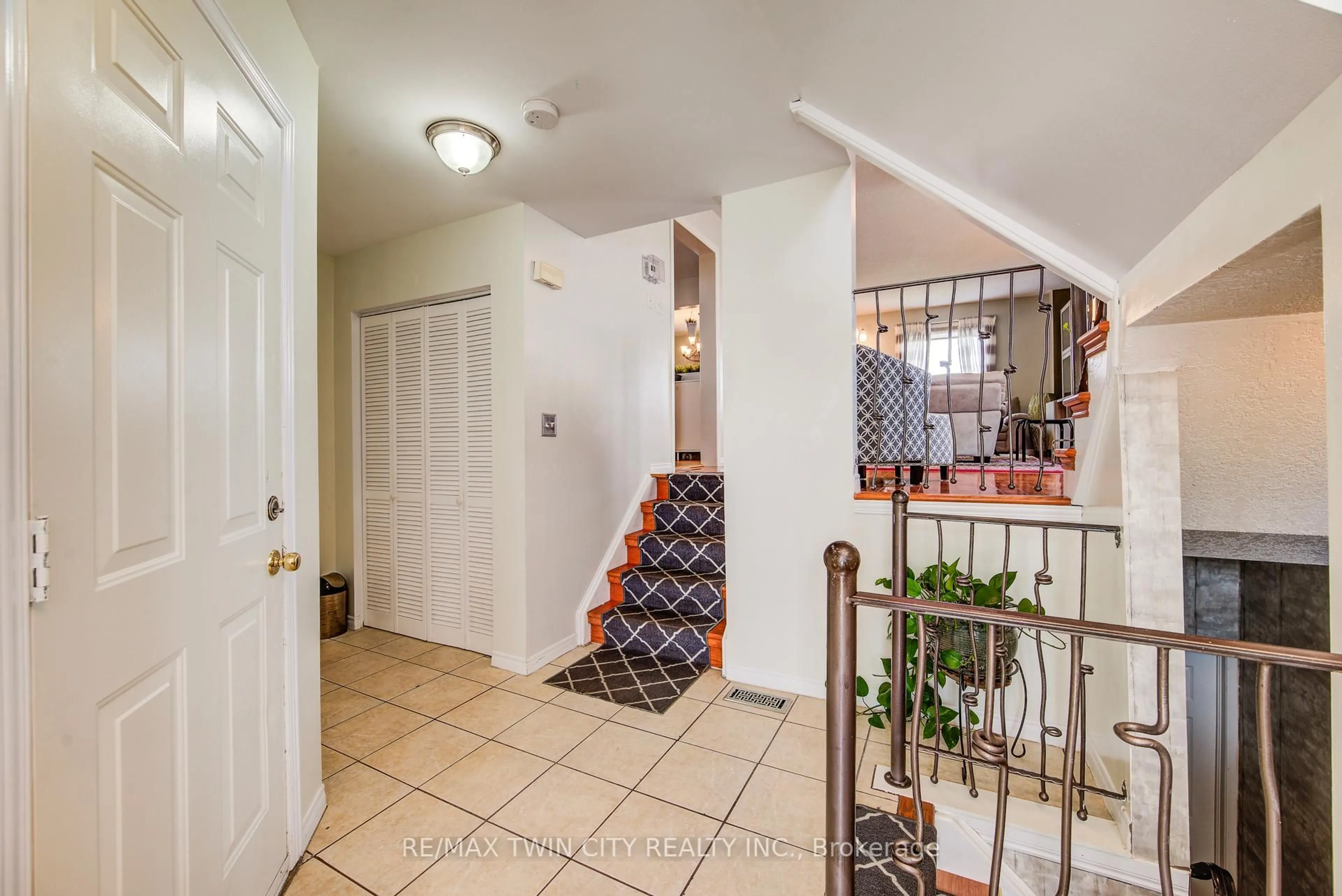 Indoor entryway for 160 Hidden Creek Dr, Kitchener Ontario N2N 3N6
