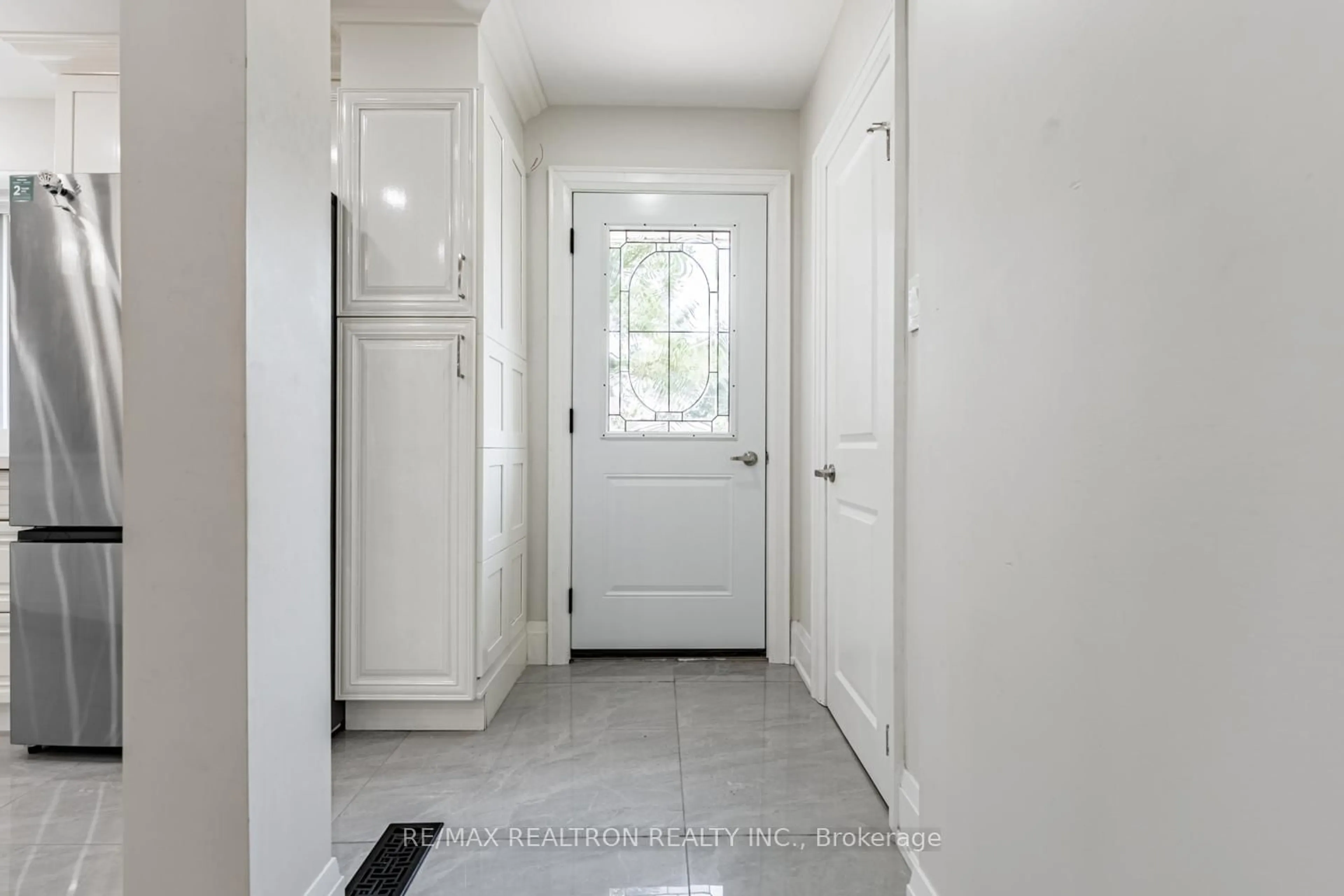 Indoor entryway for 79 Blanmora Dr, Hamilton Ontario L8G 2A9