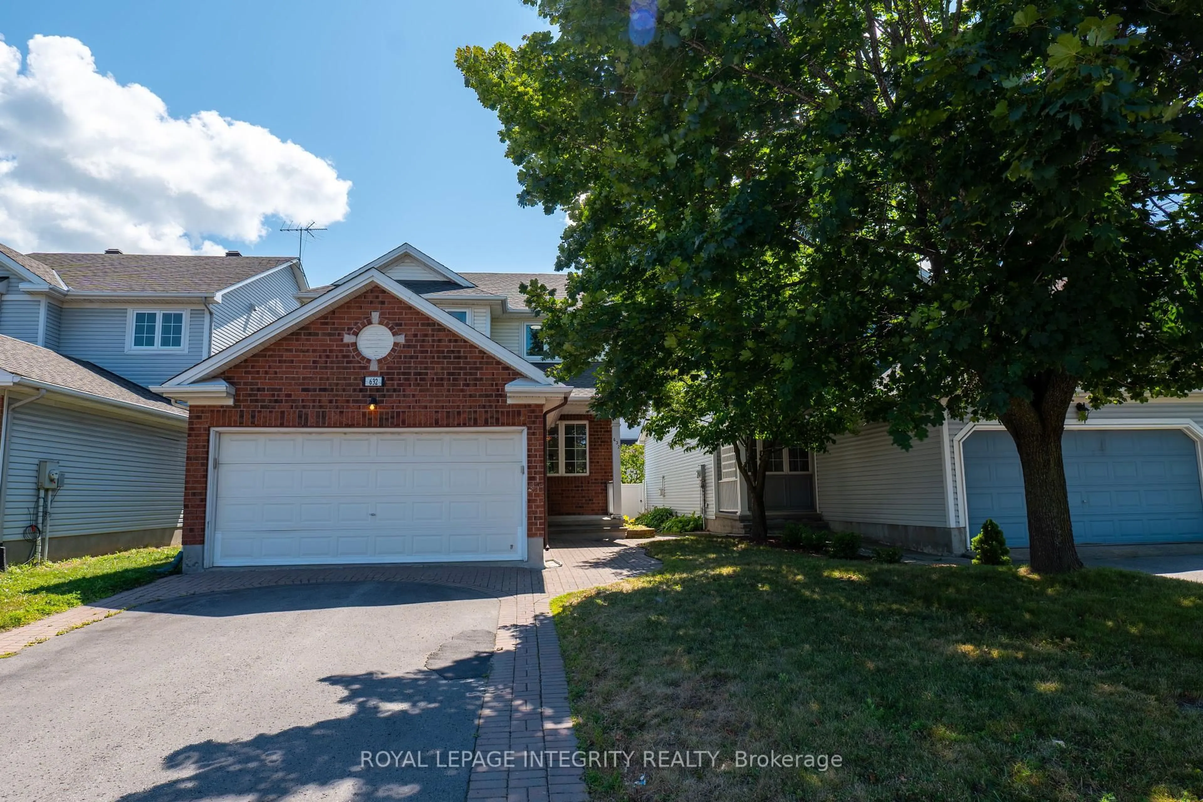 A pic from outside/outdoor area/front of a property/back of a property/a pic from drone, street for 632 VALIN St, Ottawa Ontario K4A 3S9