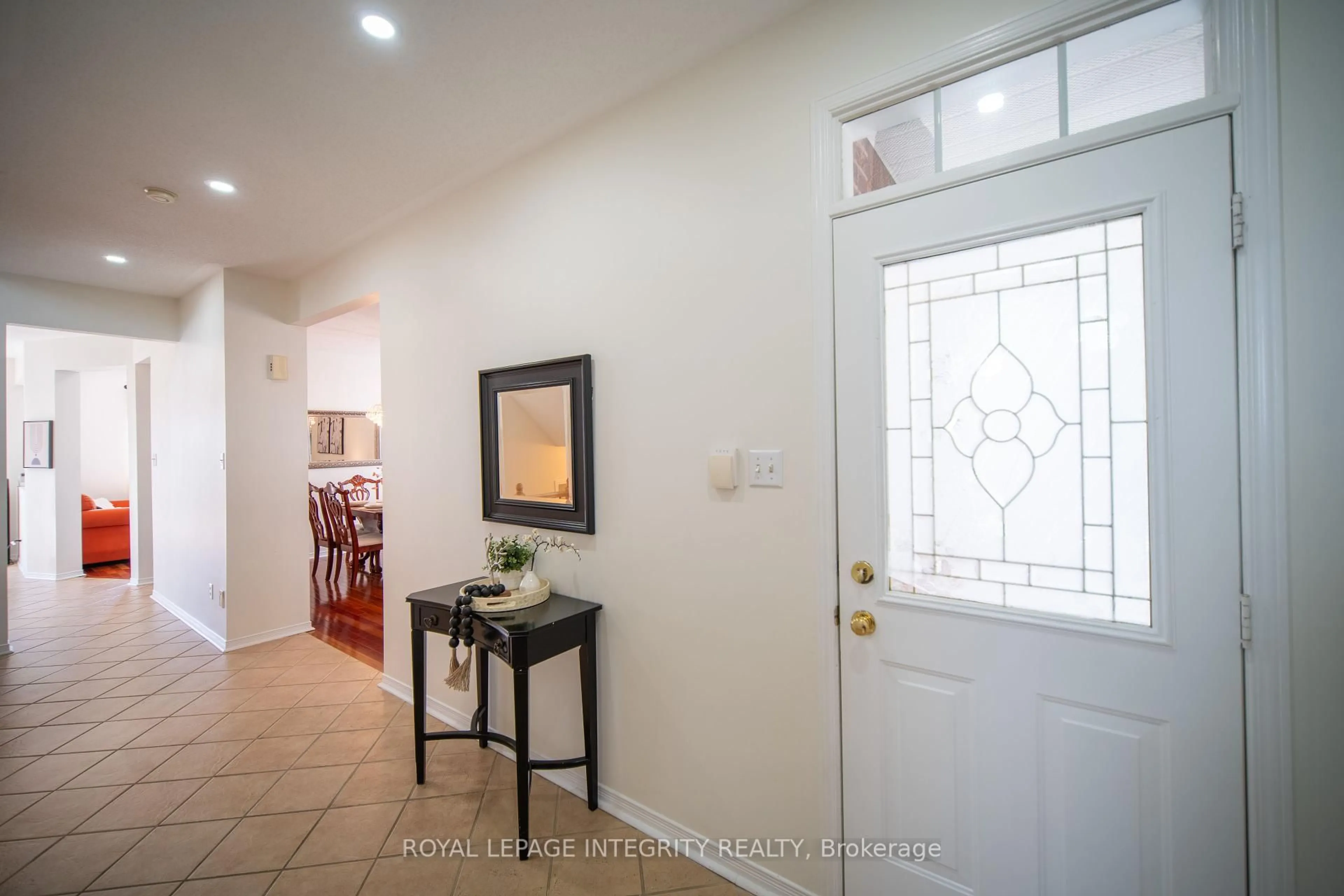 Indoor entryway for 632 VALIN St, Ottawa Ontario K4A 3S9