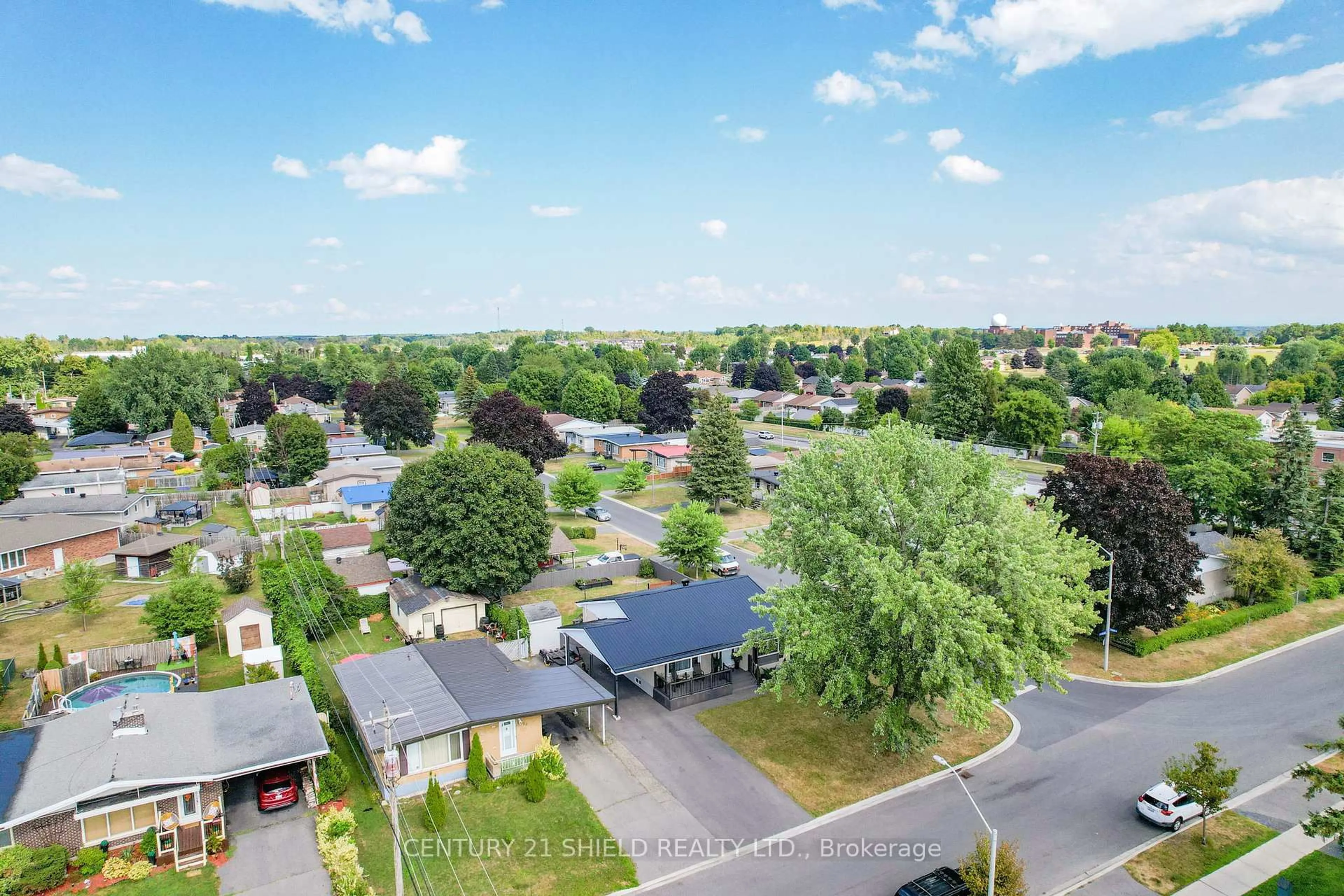 A pic from outside/outdoor area/front of a property/back of a property/a pic from drone, unknown for 408 Anderson Dr, Cornwall Ontario K6H 5N3