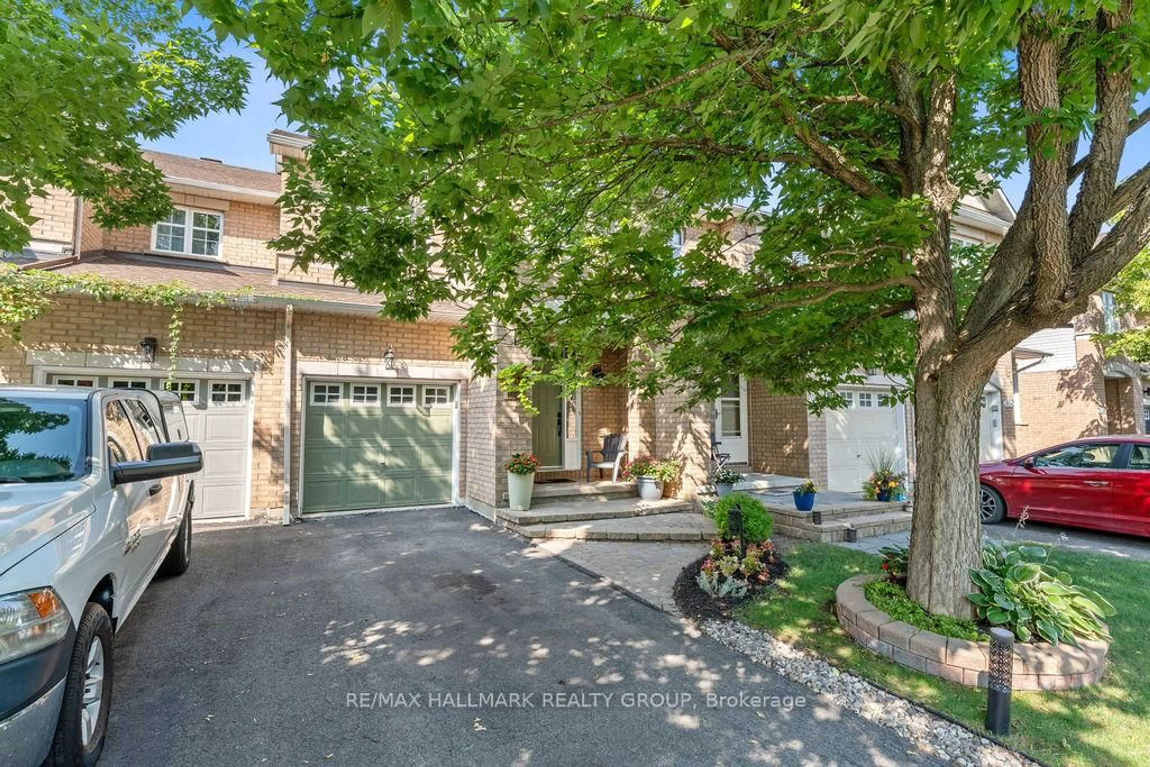 A pic from outside/outdoor area/front of a property/back of a property/a pic from drone, street for 920 Schooner Cres, Ottawa Ontario K1V 1Y3