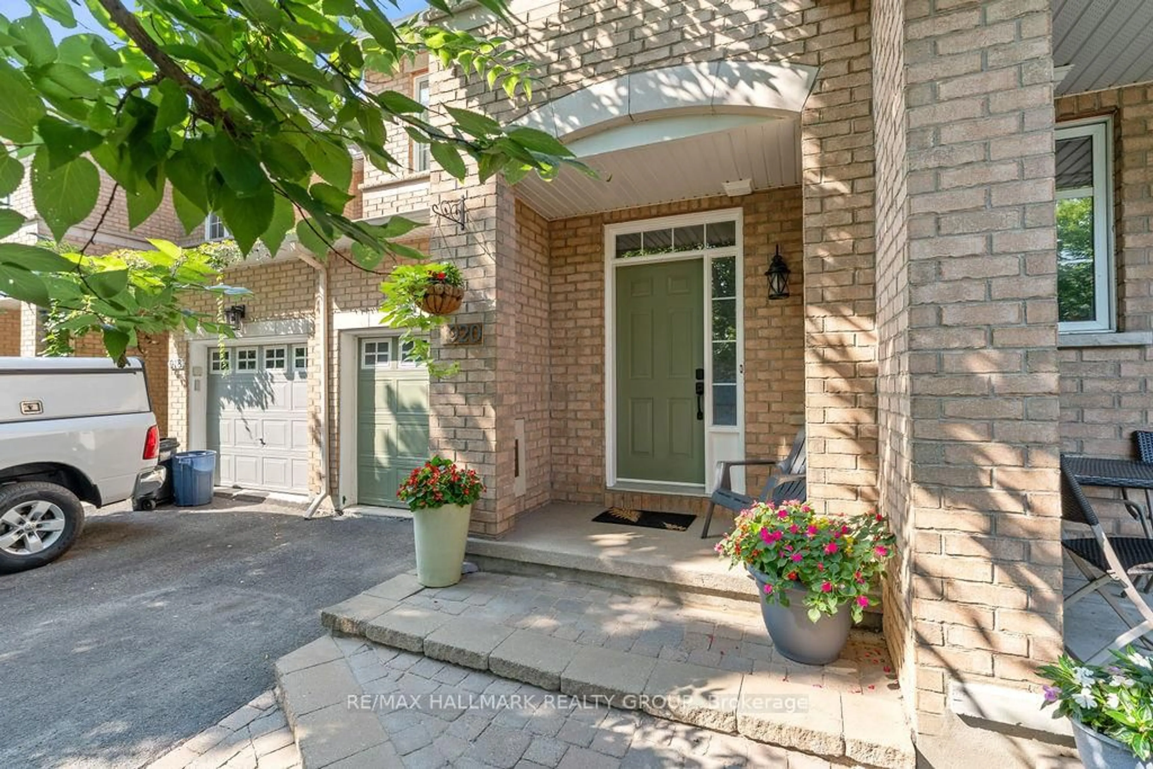 Indoor entryway for 920 Schooner Cres, Ottawa Ontario K1V 1Y3