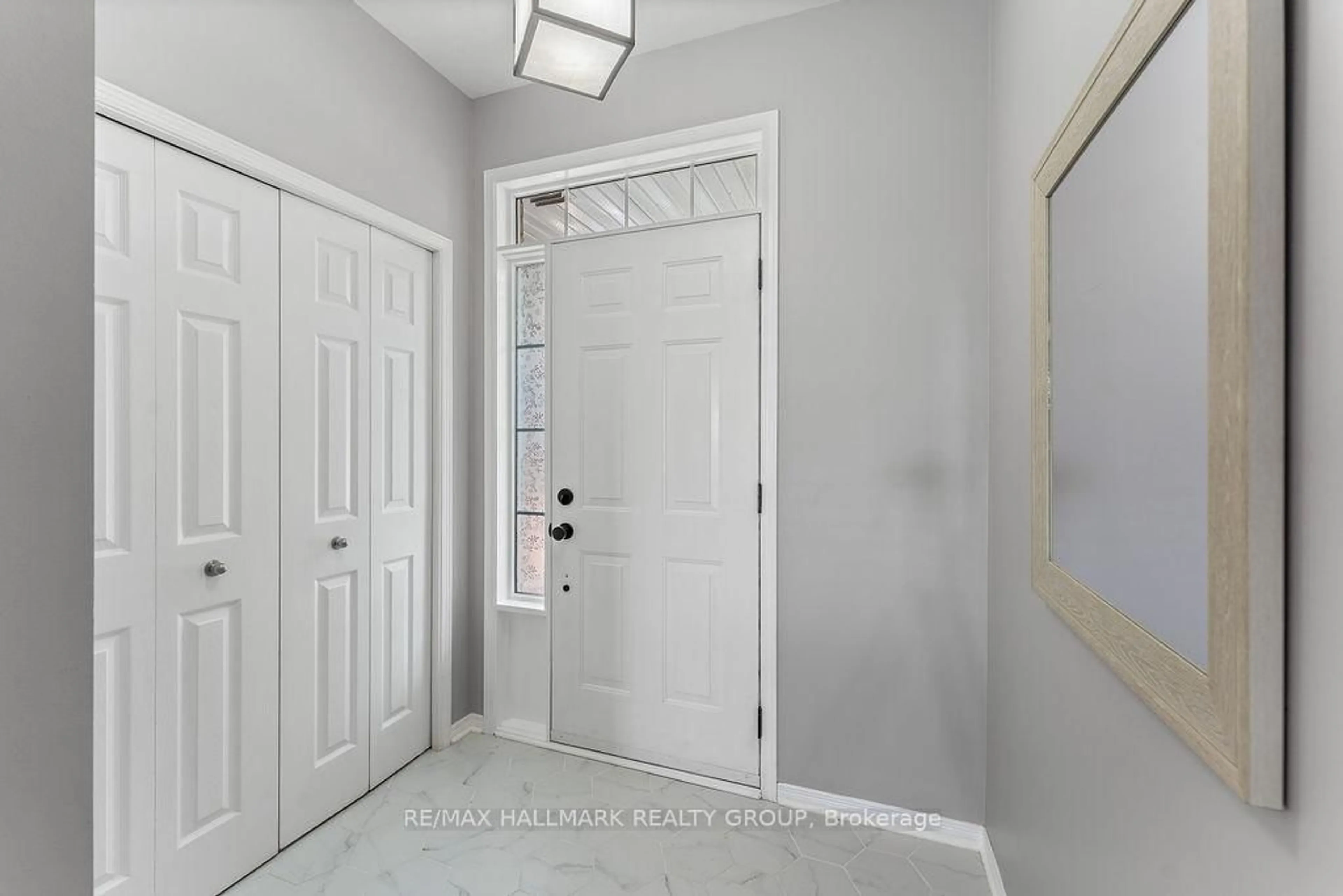 Indoor entryway for 920 Schooner Cres, Ottawa Ontario K1V 1Y3