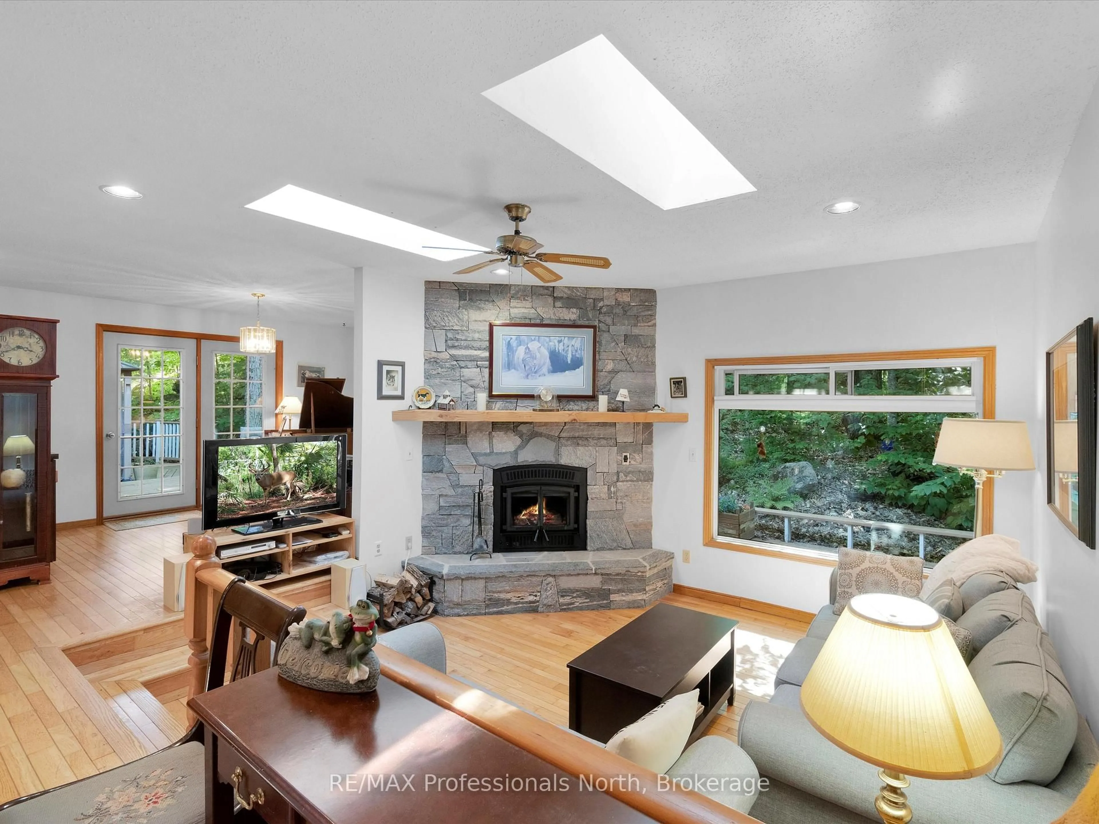 Living room with furniture, unknown for 5 Todholm Dr, Muskoka Lakes Ontario P0B 1J0