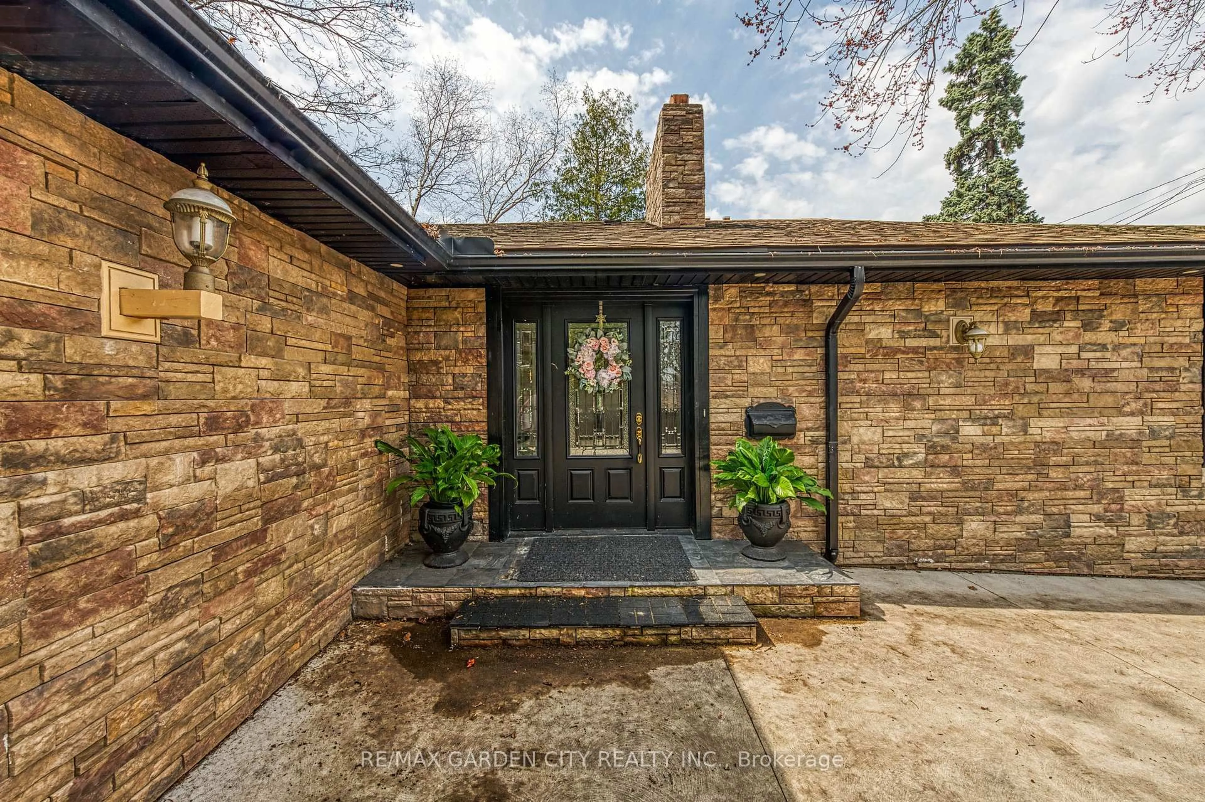 Home with brick exterior material, street for 16 Freeland Crt, Hamilton Ontario L8S 3R5