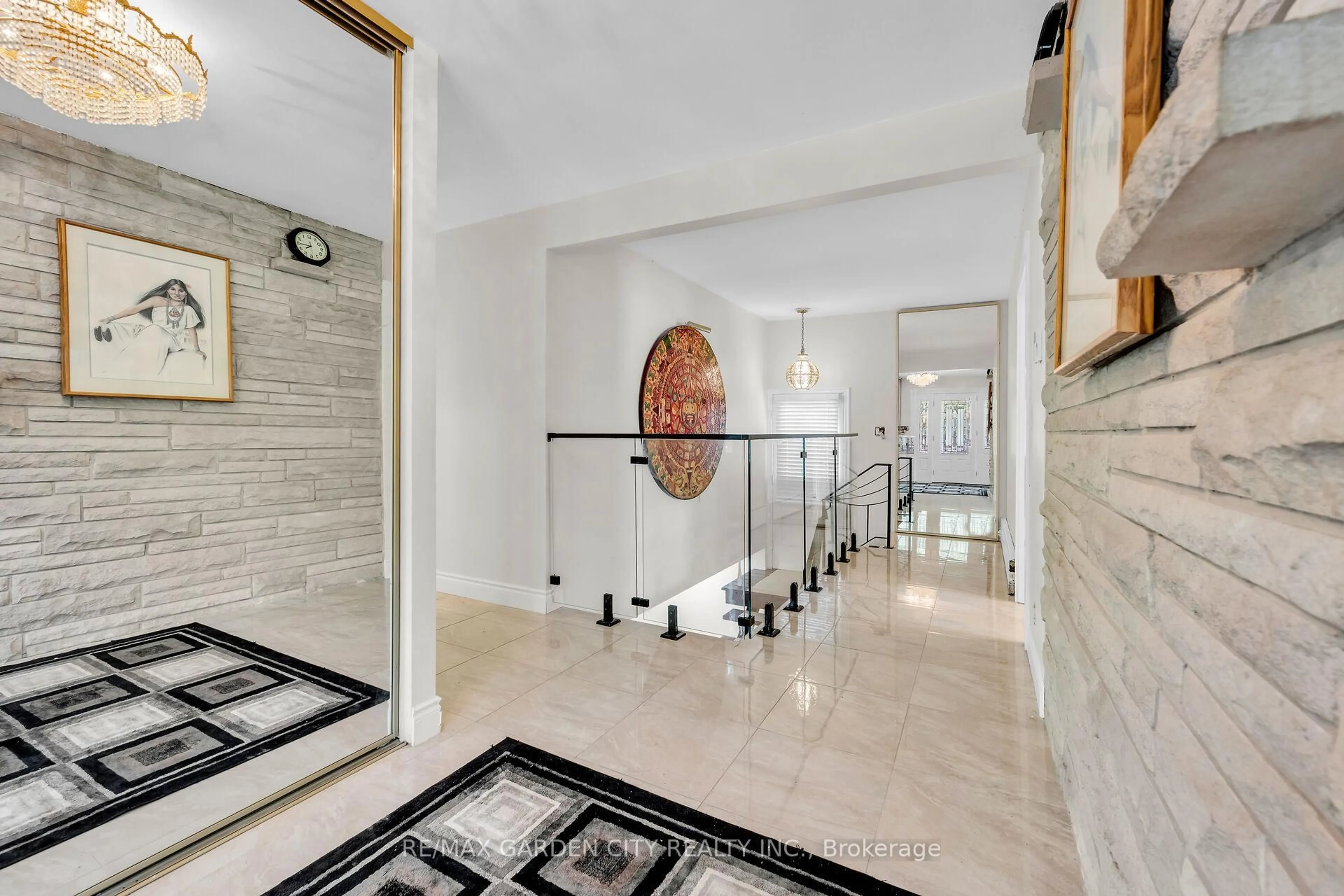 Indoor foyer for 16 Freeland Crt, Hamilton Ontario L8S 3R5