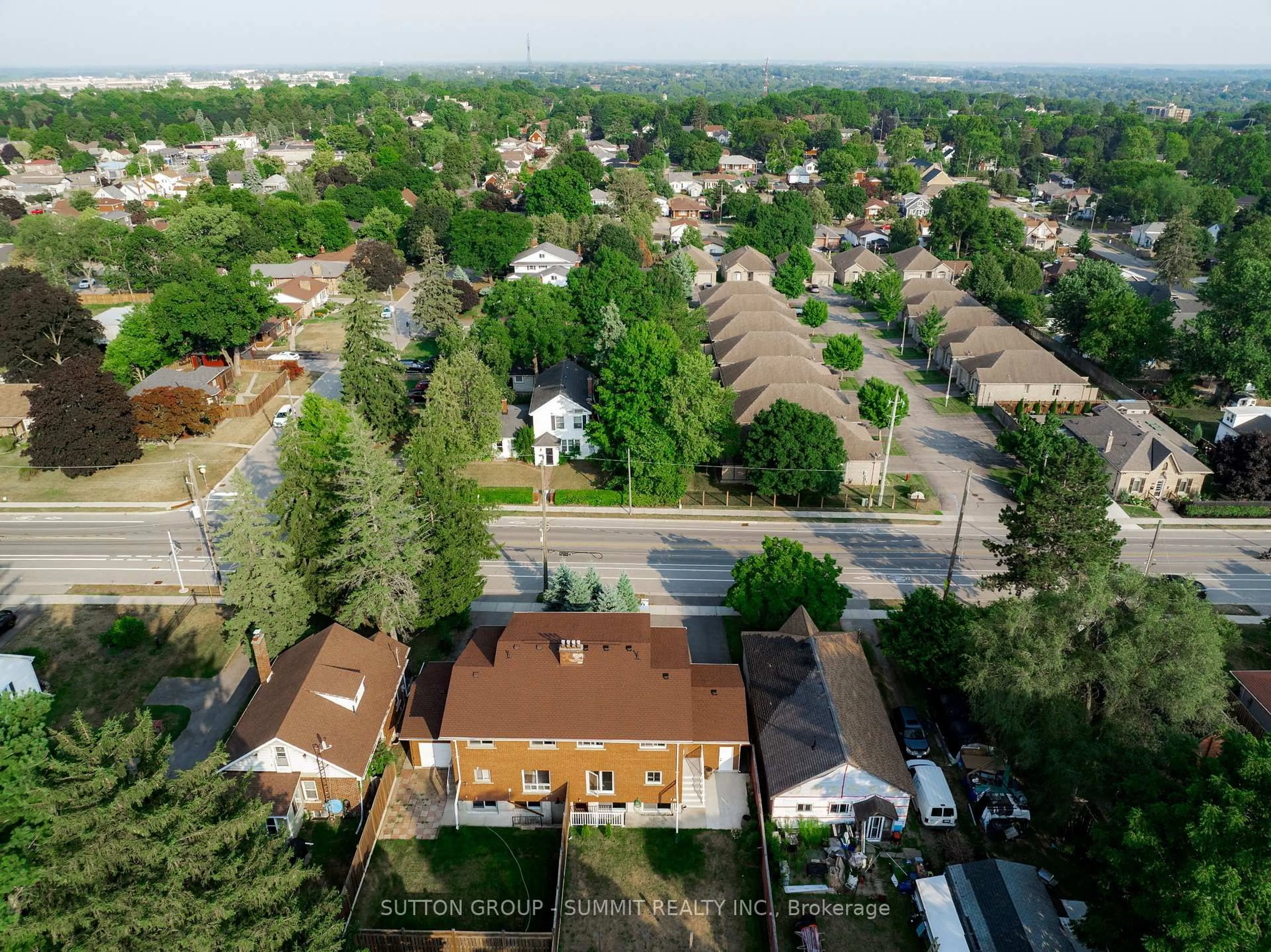 A pic from outside/outdoor area/front of a property/back of a property/a pic from drone, unknown for 100 North Park St, Brantford Ontario N3R 4K1