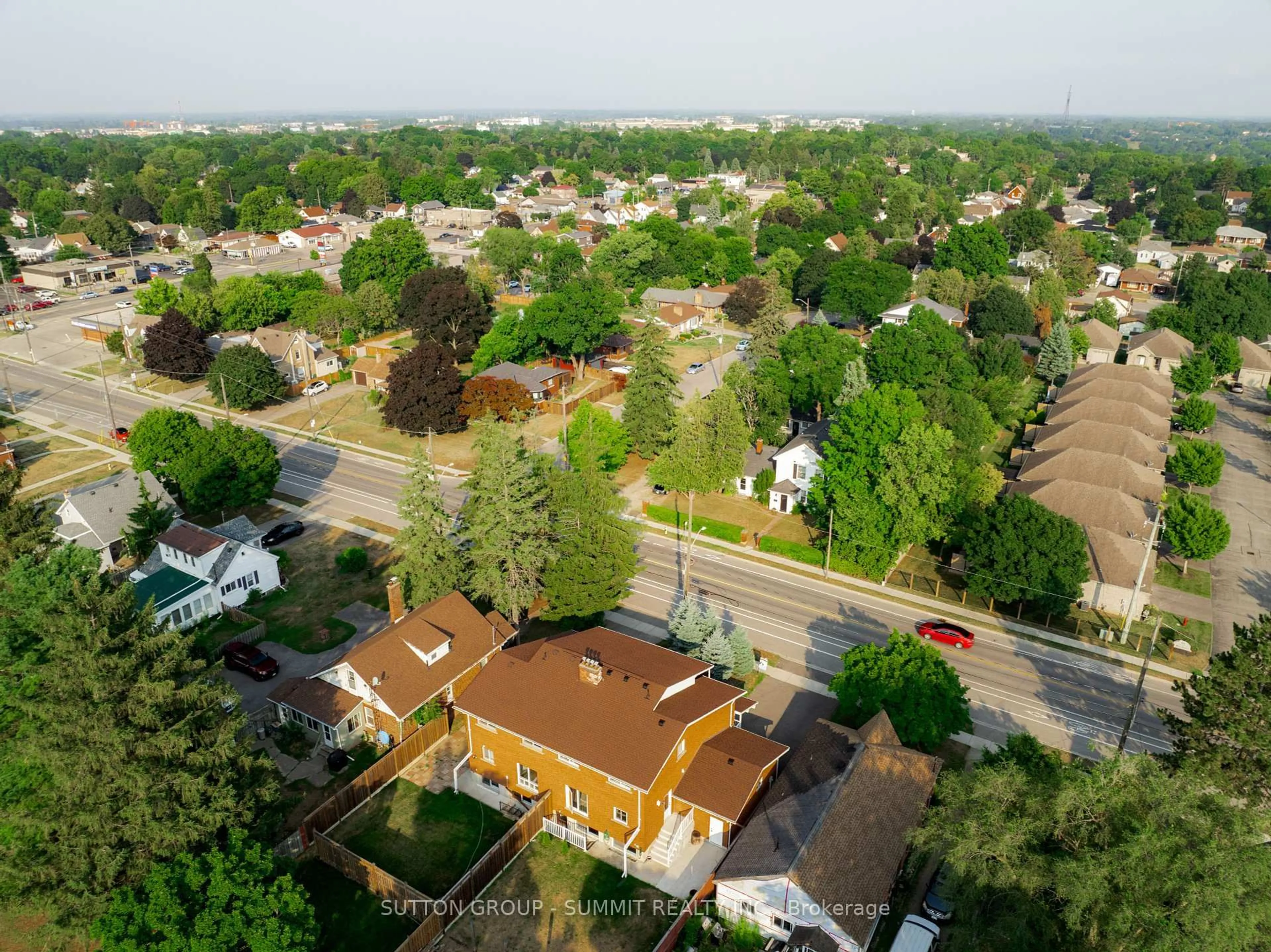 A pic from outside/outdoor area/front of a property/back of a property/a pic from drone, street for 100 North Park St, Brantford Ontario N3R 4K1
