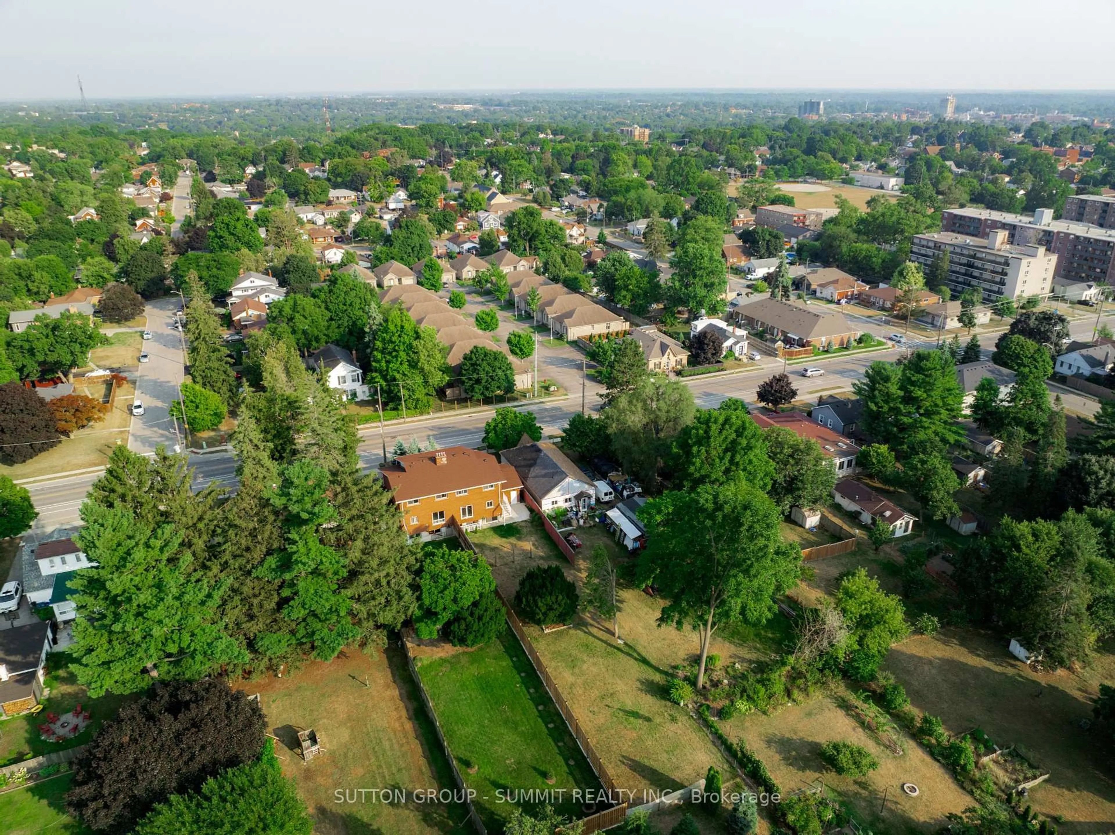 A pic from outside/outdoor area/front of a property/back of a property/a pic from drone, street for 100 North Park St, Brantford Ontario N3R 4K1