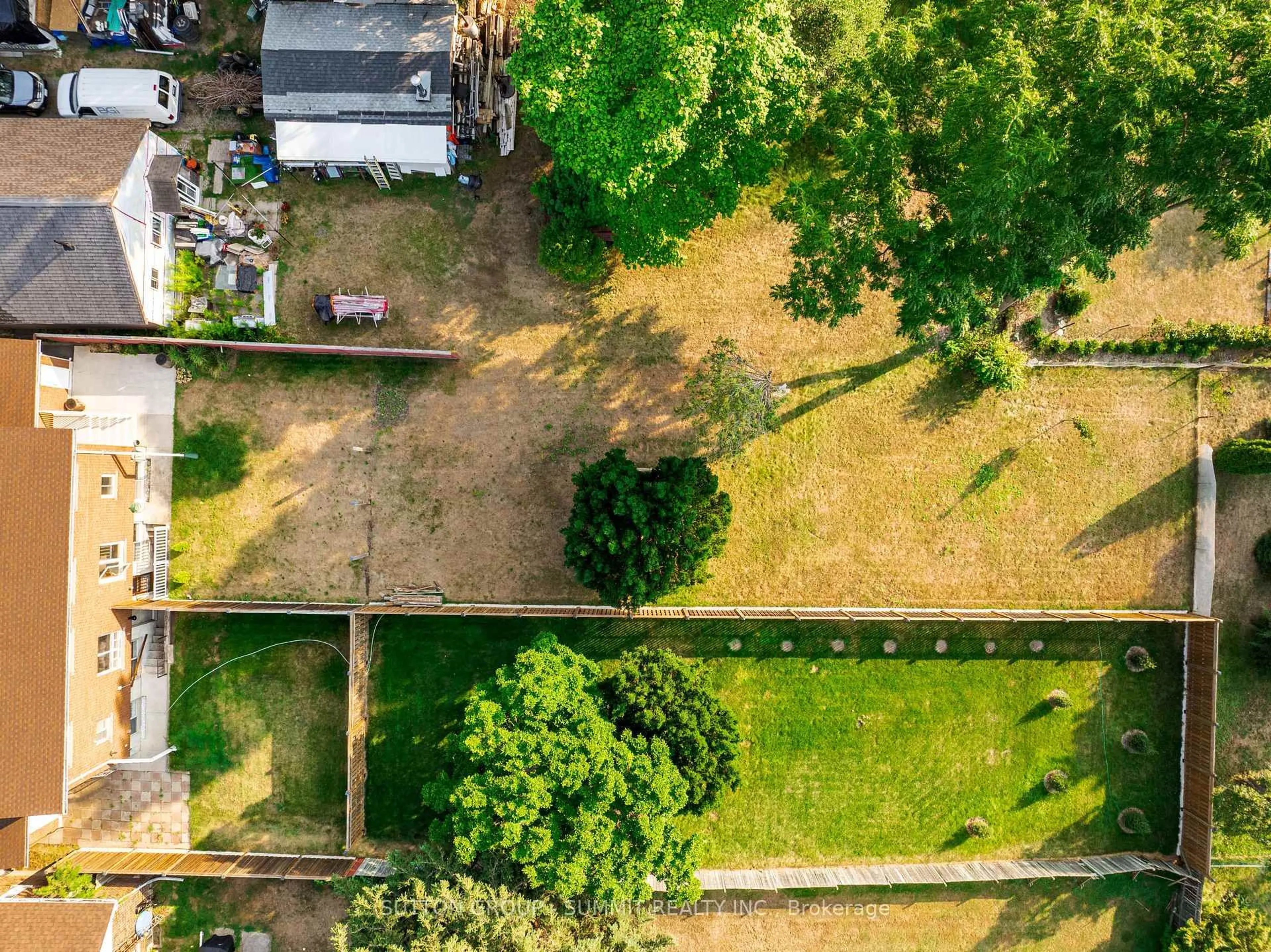 A pic from outside/outdoor area/front of a property/back of a property/a pic from drone, street for 100 North Park St, Brantford Ontario N3R 4K1