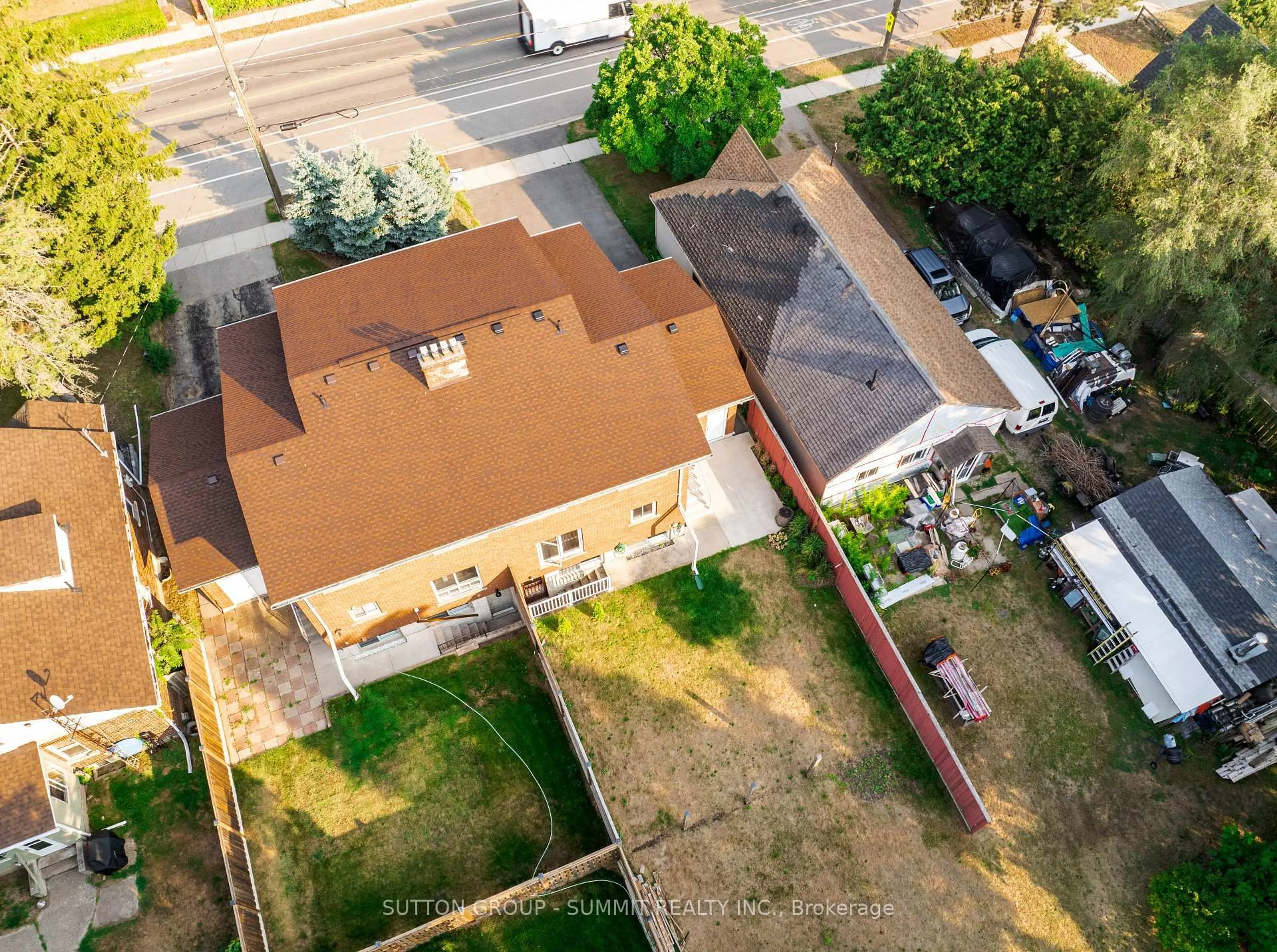 A pic from outside/outdoor area/front of a property/back of a property/a pic from drone, street for 100 North Park St, Brantford Ontario N3R 4K1