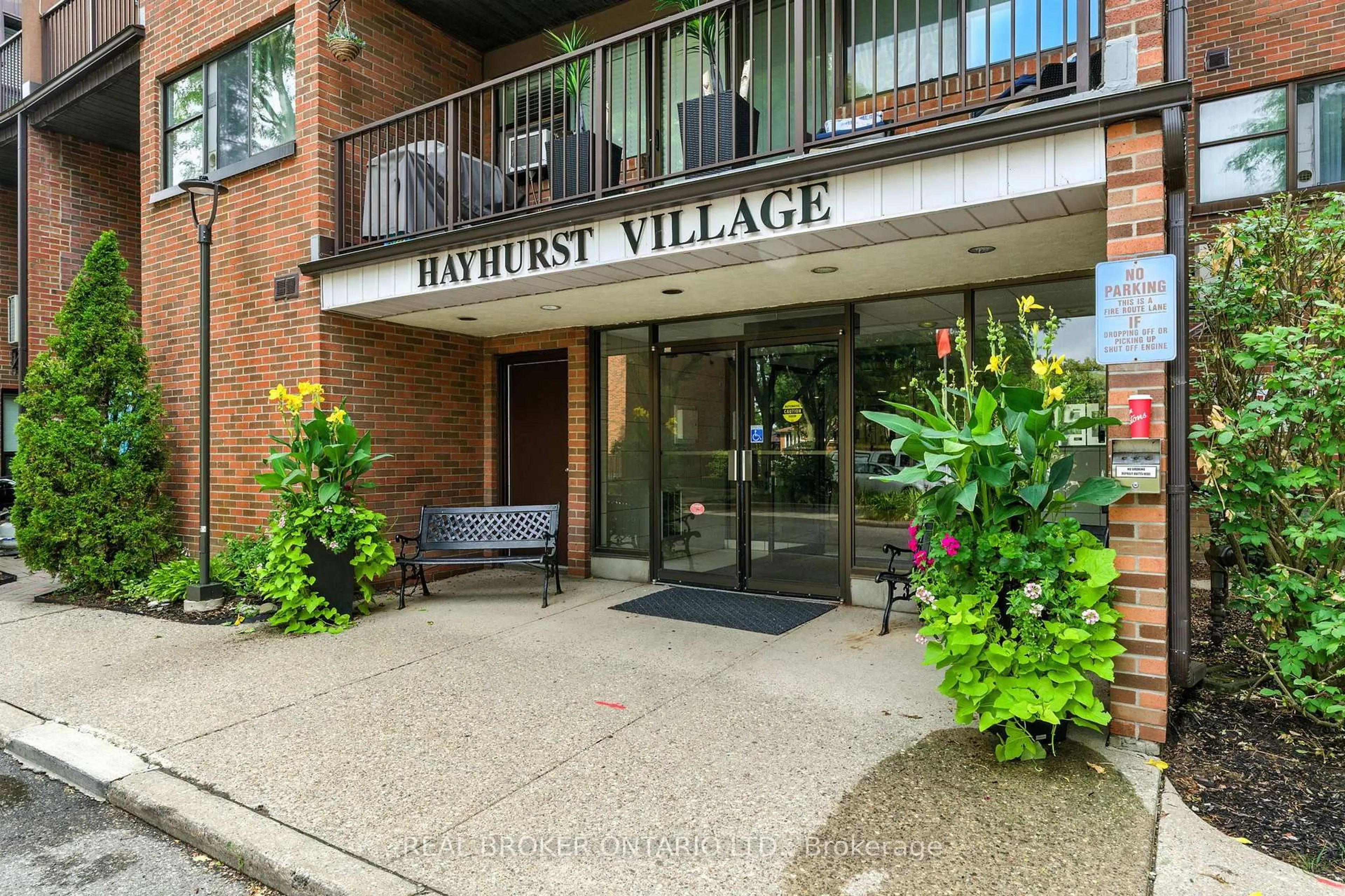 Indoor foyer for 36 Hayhurst Rd #126, Brantford Ontario N3R 6Y9