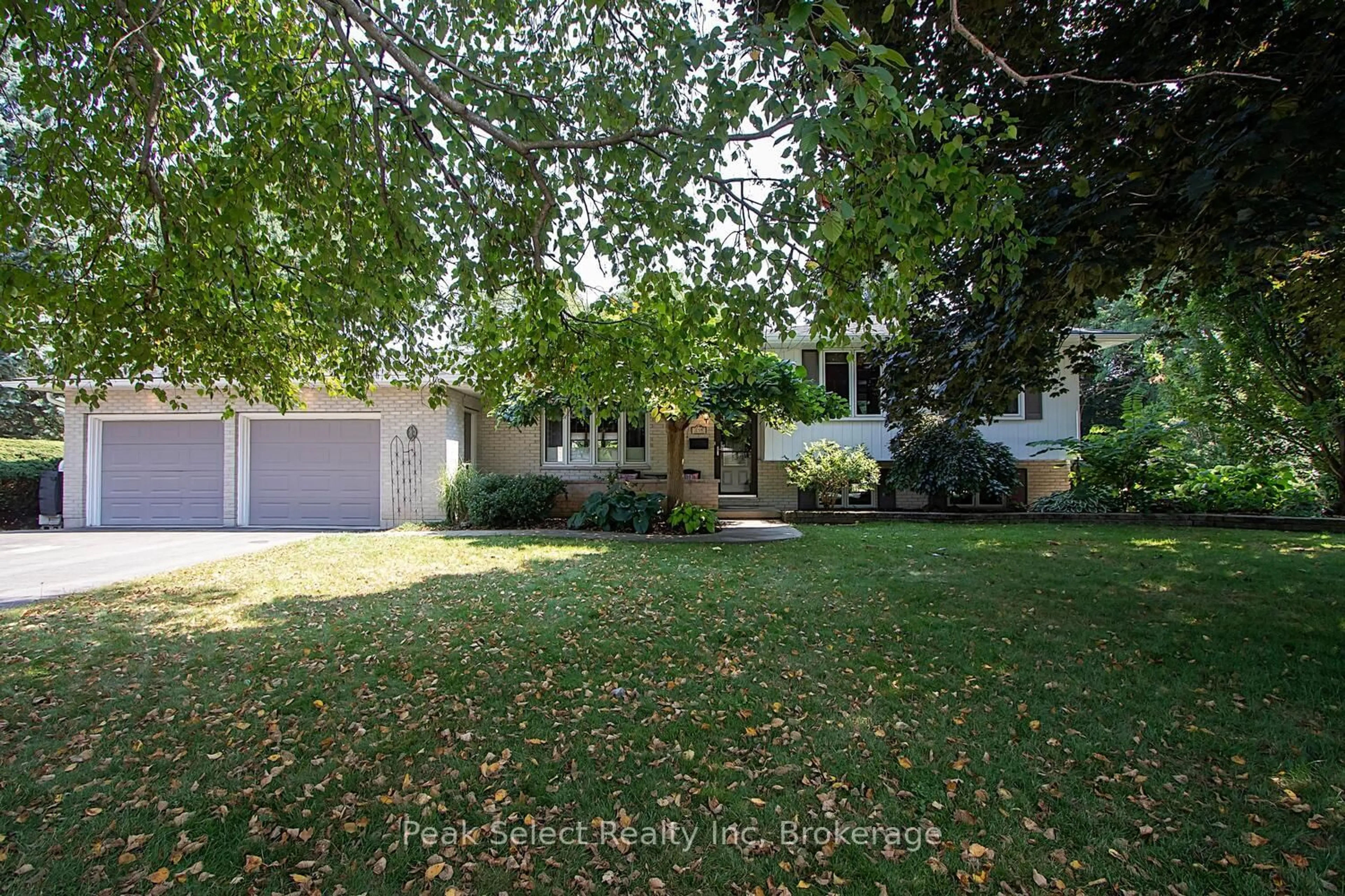 A pic from outside/outdoor area/front of a property/back of a property/a pic from drone, street for 139 Waterloo St, St. Marys Ontario N4X 1B2
