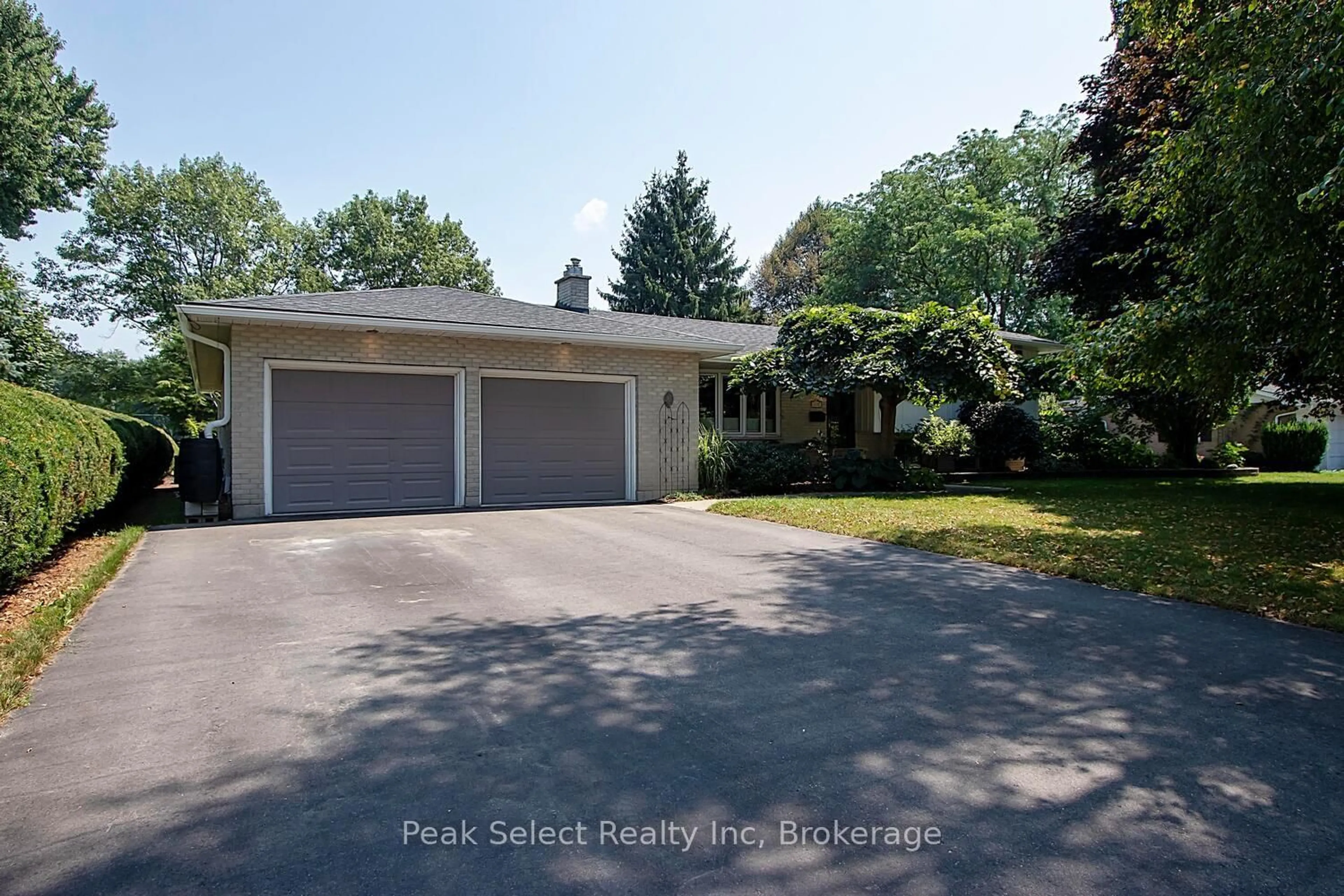A pic from outside/outdoor area/front of a property/back of a property/a pic from drone, street for 139 Waterloo St, St. Marys Ontario N4X 1B2