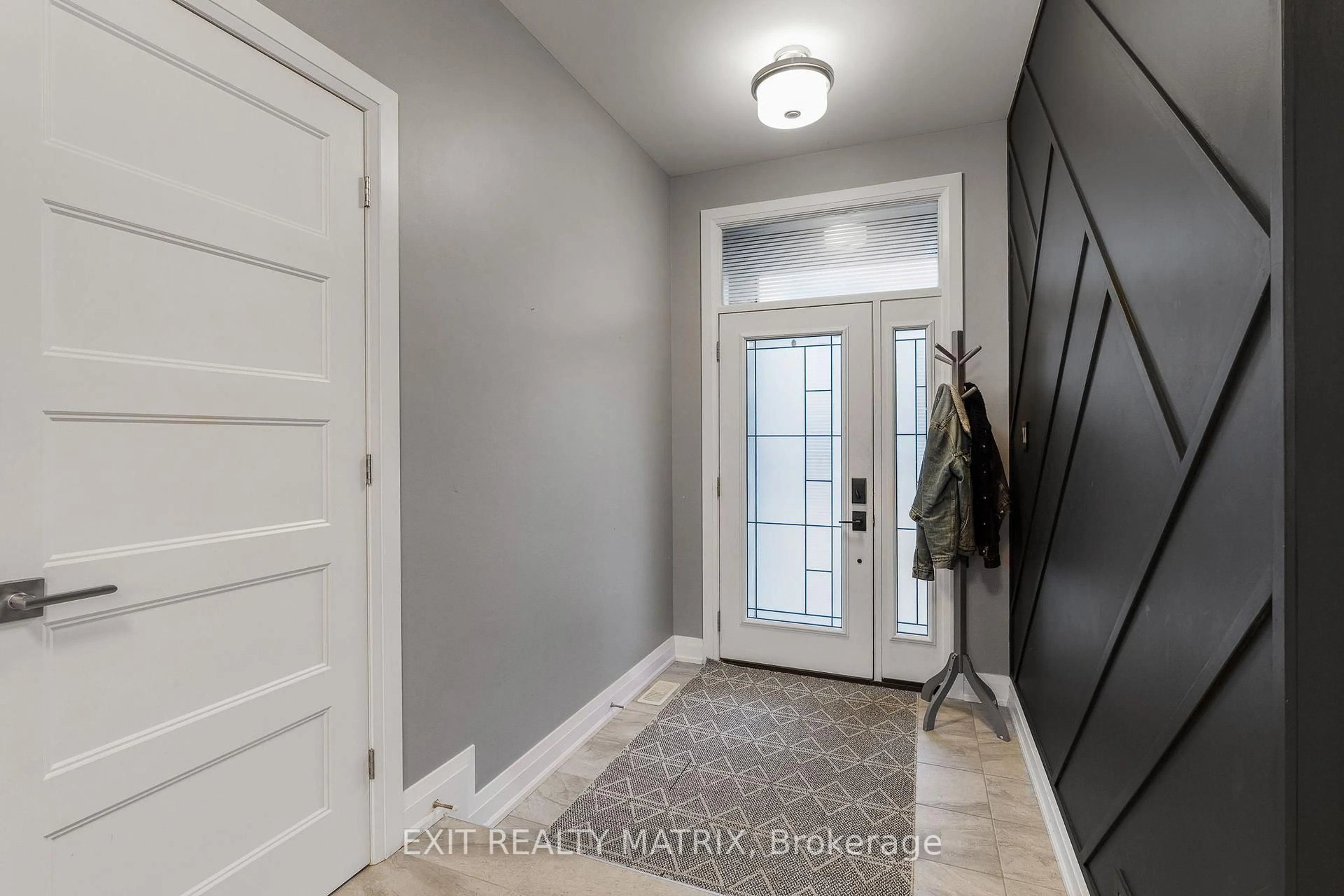 Indoor entryway for 409 Colmar St, Russell Ontario K0A 1W0