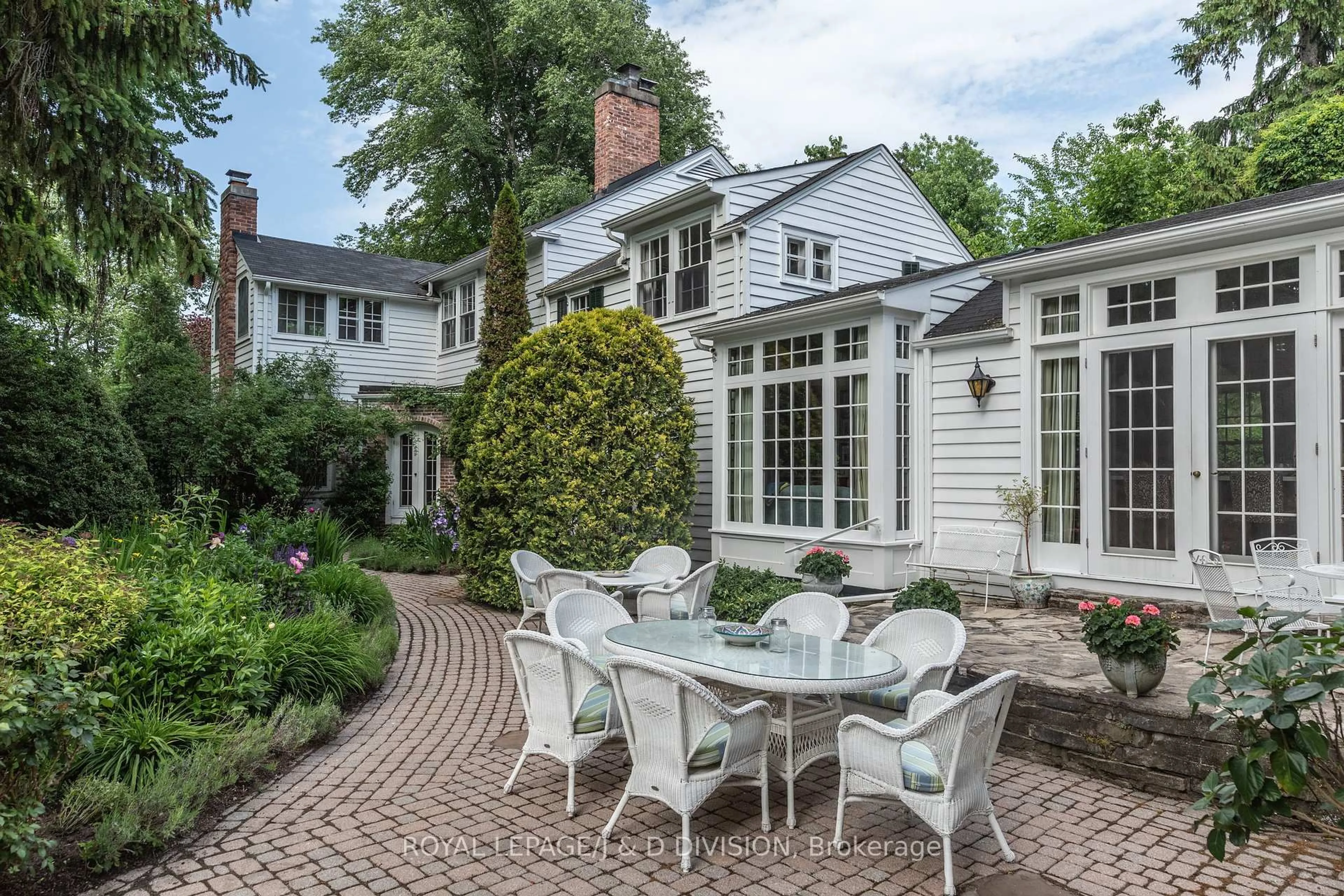 Patio, street for 217 Butler St, Niagara-on-the-Lake Ontario L0S 1J0