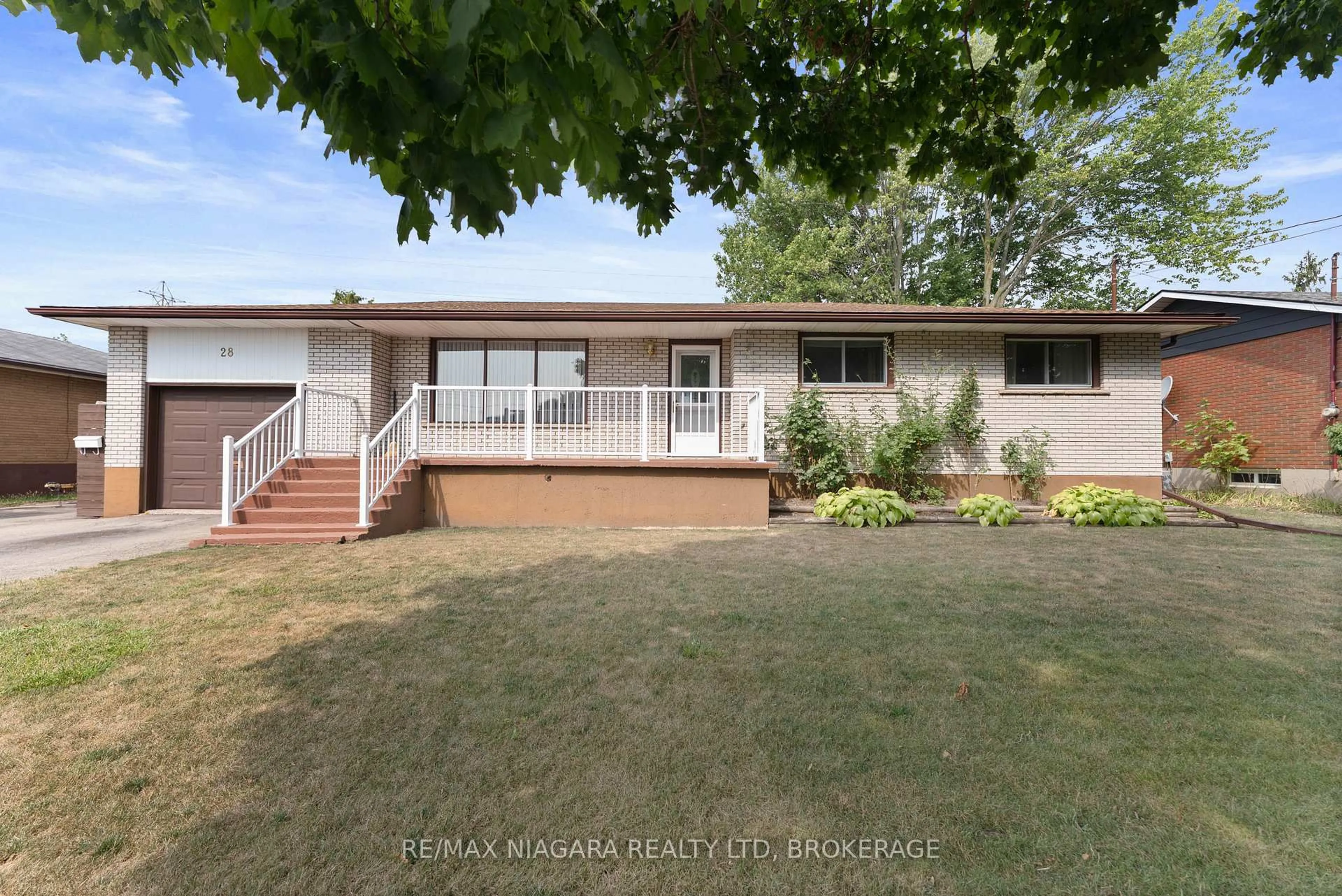 Home with vinyl exterior material, street for 28 Hendershot Ave, Welland Ontario L3B 1G9