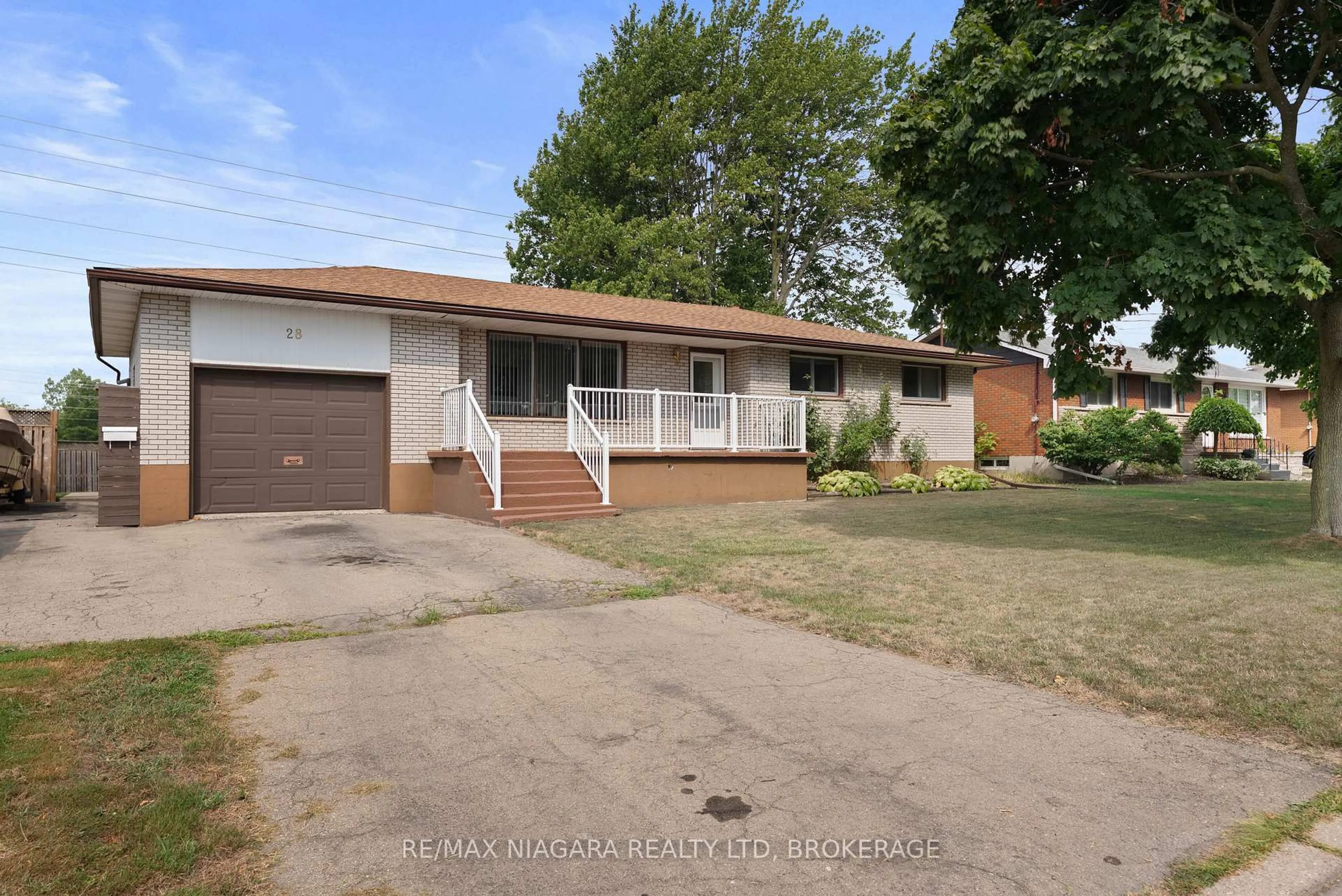 A pic from outside/outdoor area/front of a property/back of a property/a pic from drone, street for 28 Hendershot Ave, Welland Ontario L3B 1G9