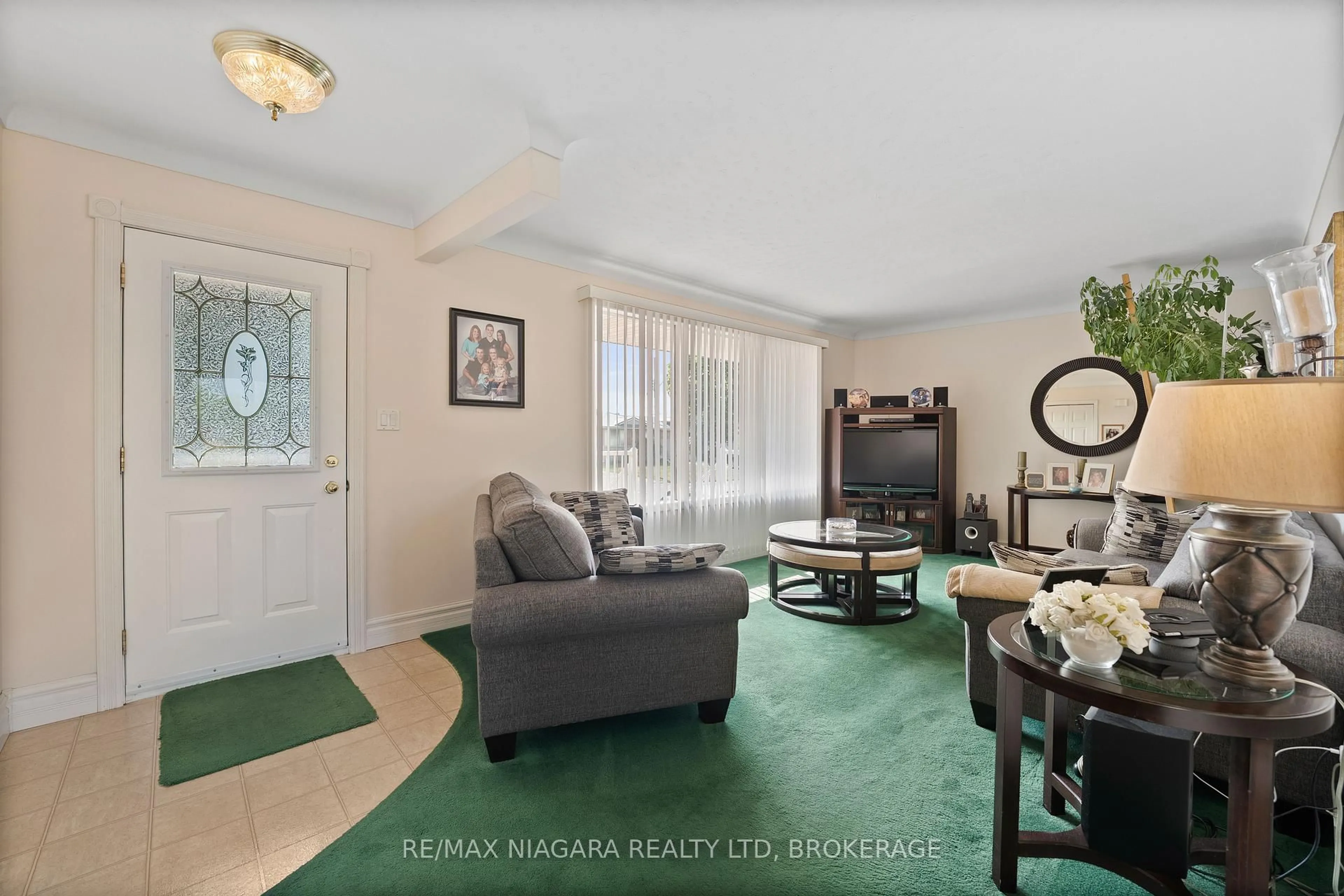 Living room with furniture, unknown for 28 Hendershot Ave, Welland Ontario L3B 1G9
