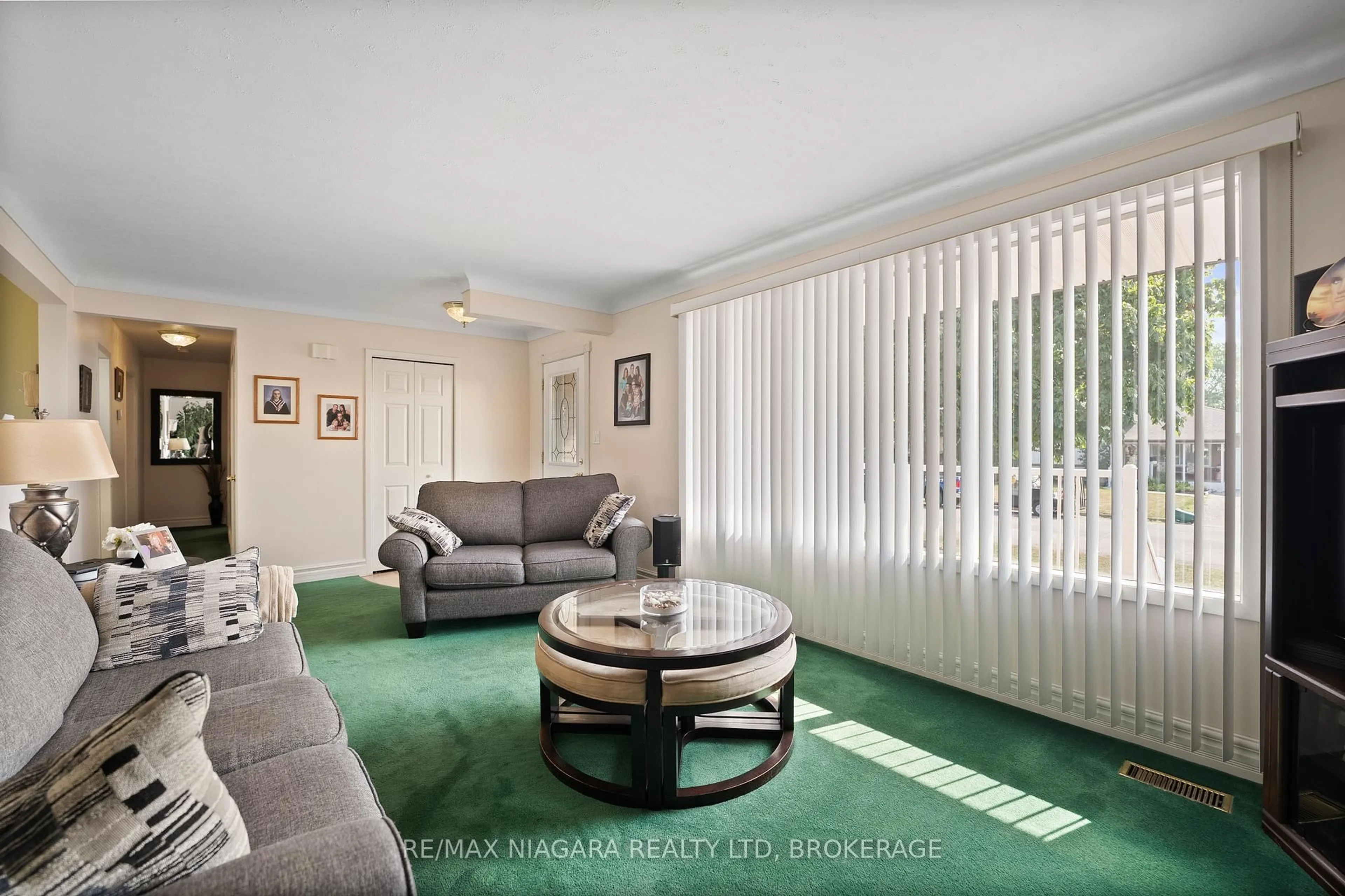 Living room with furniture, unknown for 28 Hendershot Ave, Welland Ontario L3B 1G9