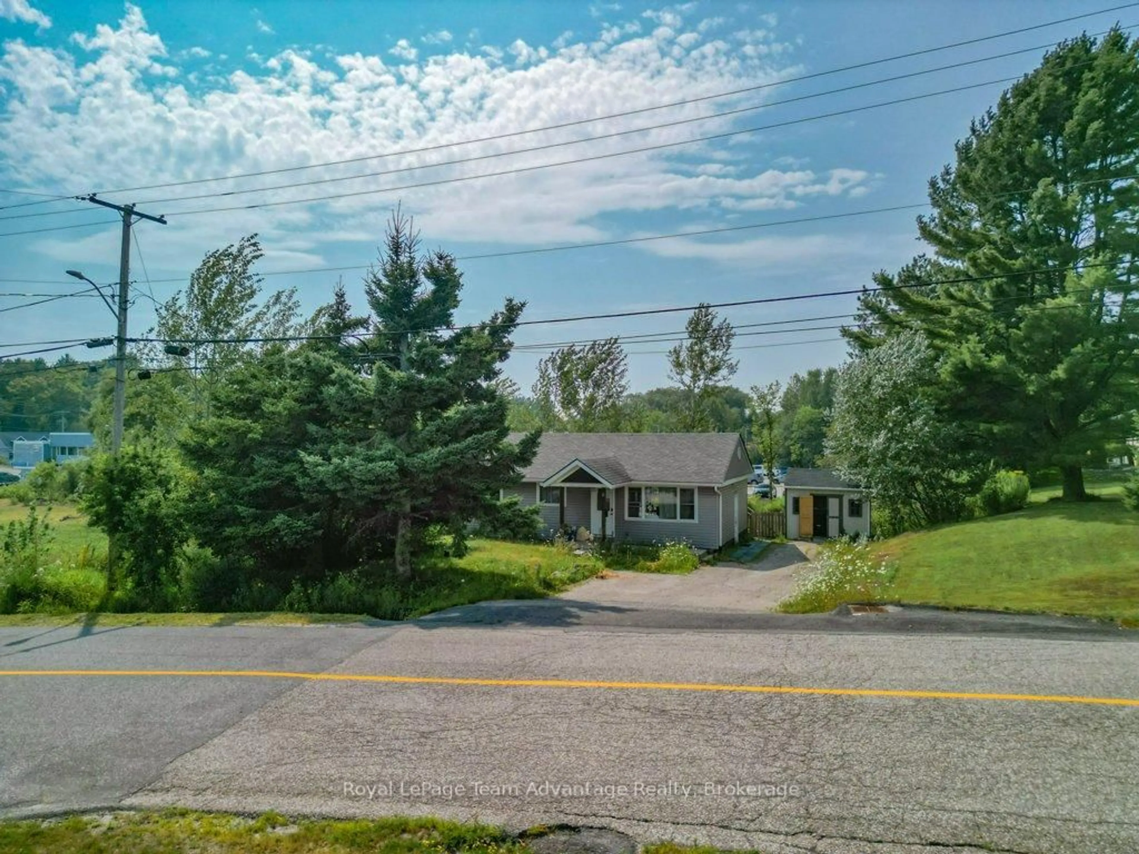A pic from outside/outdoor area/front of a property/back of a property/a pic from drone, street for 8 Edward St, Parry Sound Ontario P2A 2W4