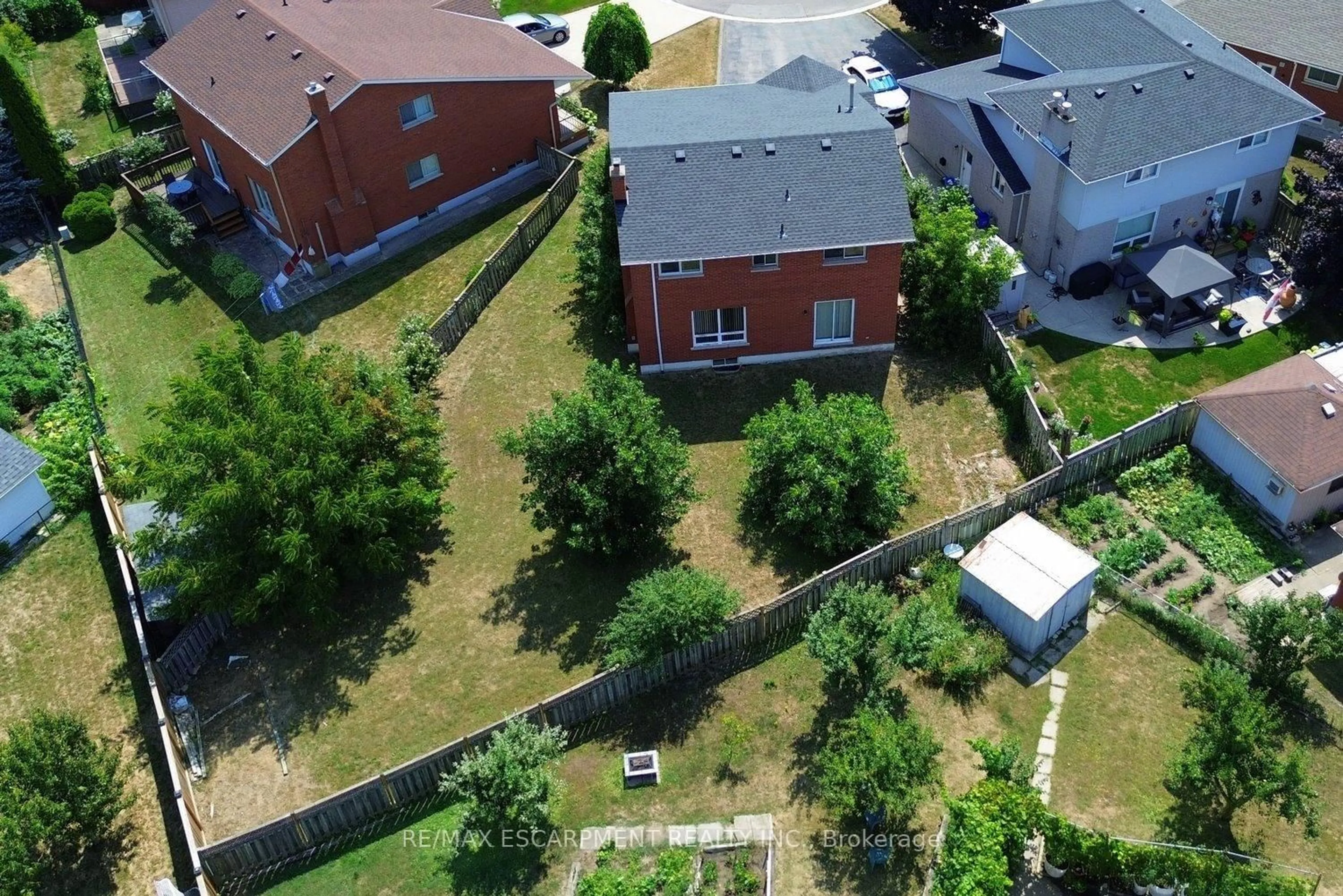 A pic from outside/outdoor area/front of a property/back of a property/a pic from drone, street for 3 Lord Crt, Hamilton Ontario L8E 4V8
