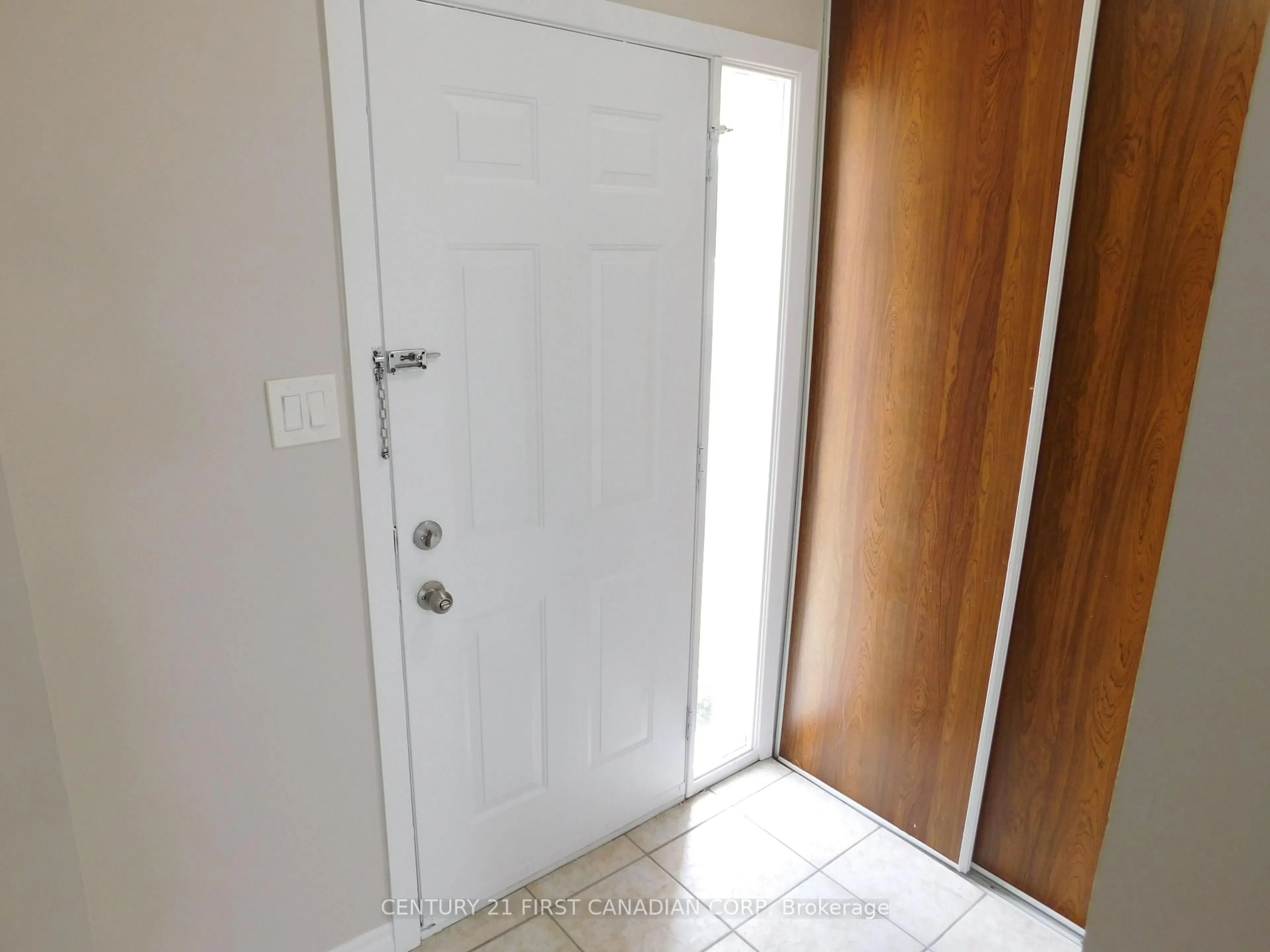 Indoor entryway for 500 Osgoode Dr #2, London South Ontario N6E 2G9