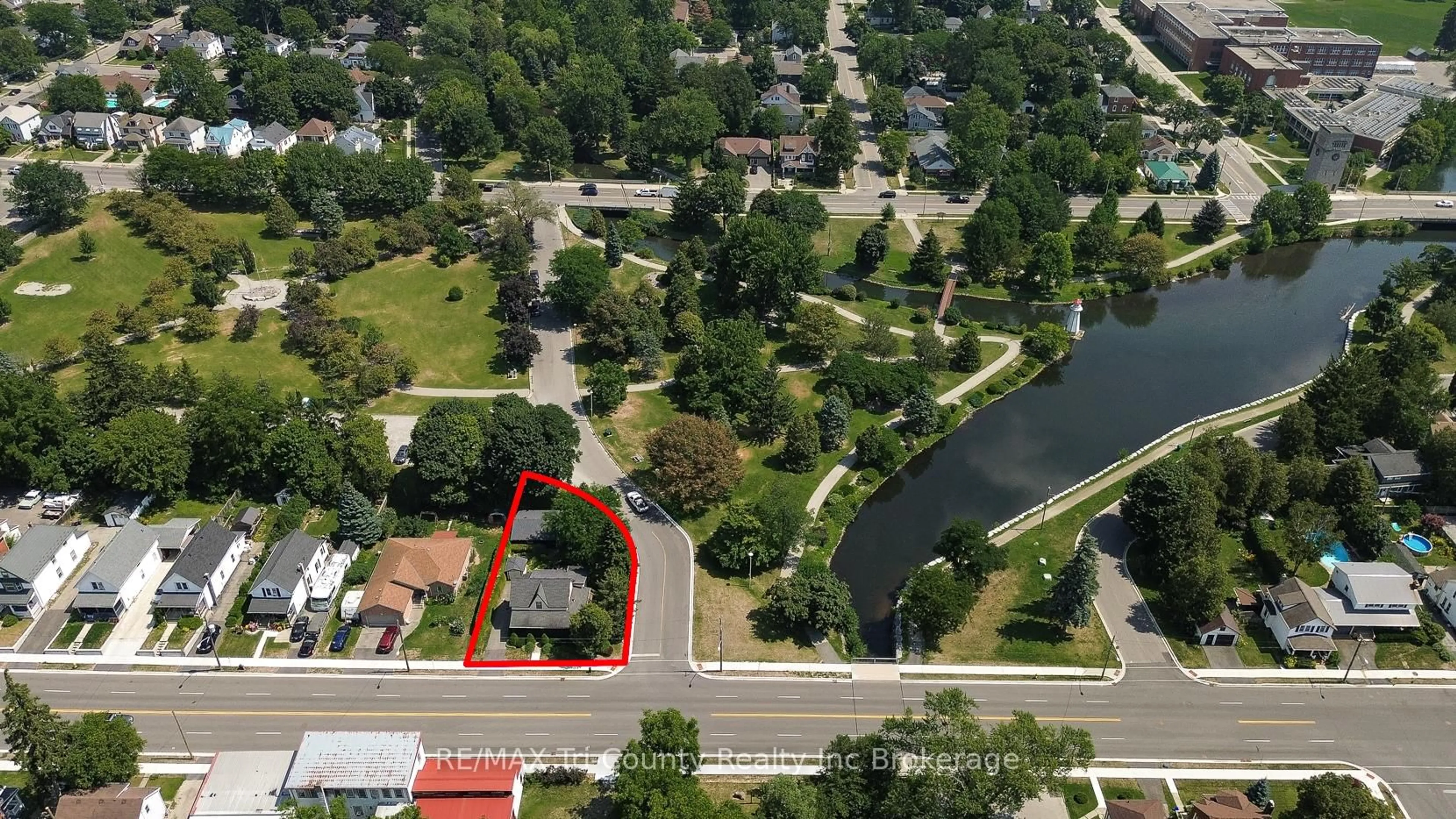 A pic from outside/outdoor area/front of a property/back of a property/a pic from drone, water/lake/river/ocean view for 255 Colborne St, Norfolk Ontario N3Y 3T8