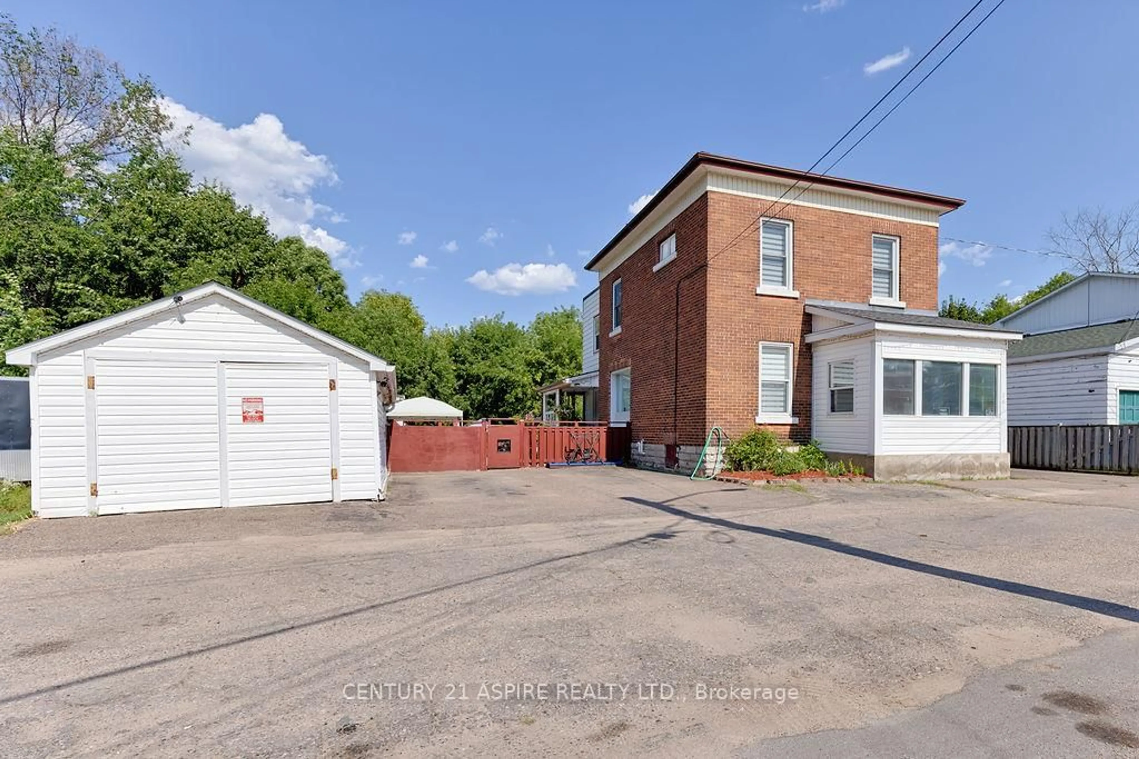 A pic from outside/outdoor area/front of a property/back of a property/a pic from drone, building for 261 Maiden Lane, Pembroke Ontario K8A 4J9