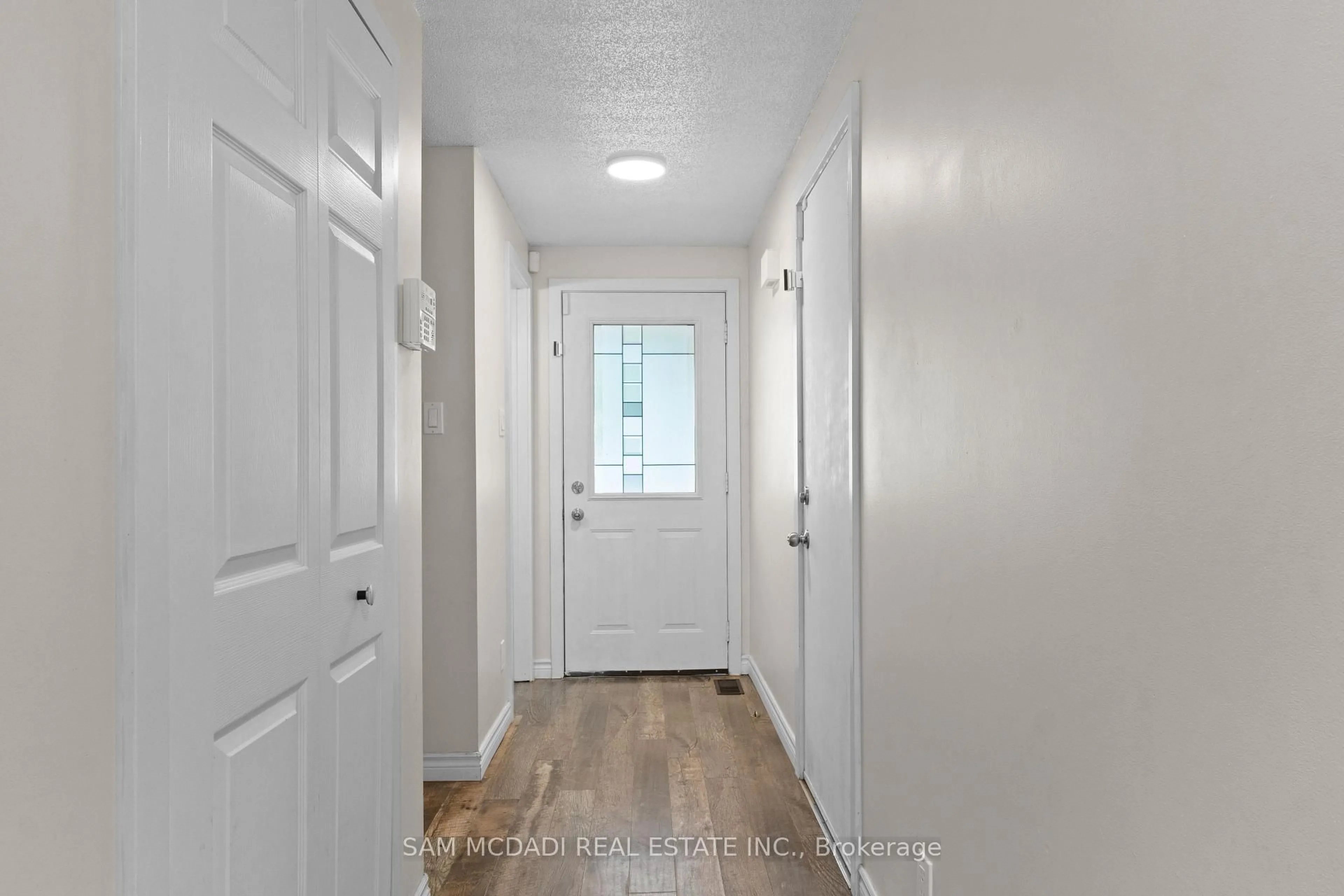 Indoor entryway for 65 Edgemere Dr, Cambridge Ontario N1P 1B3