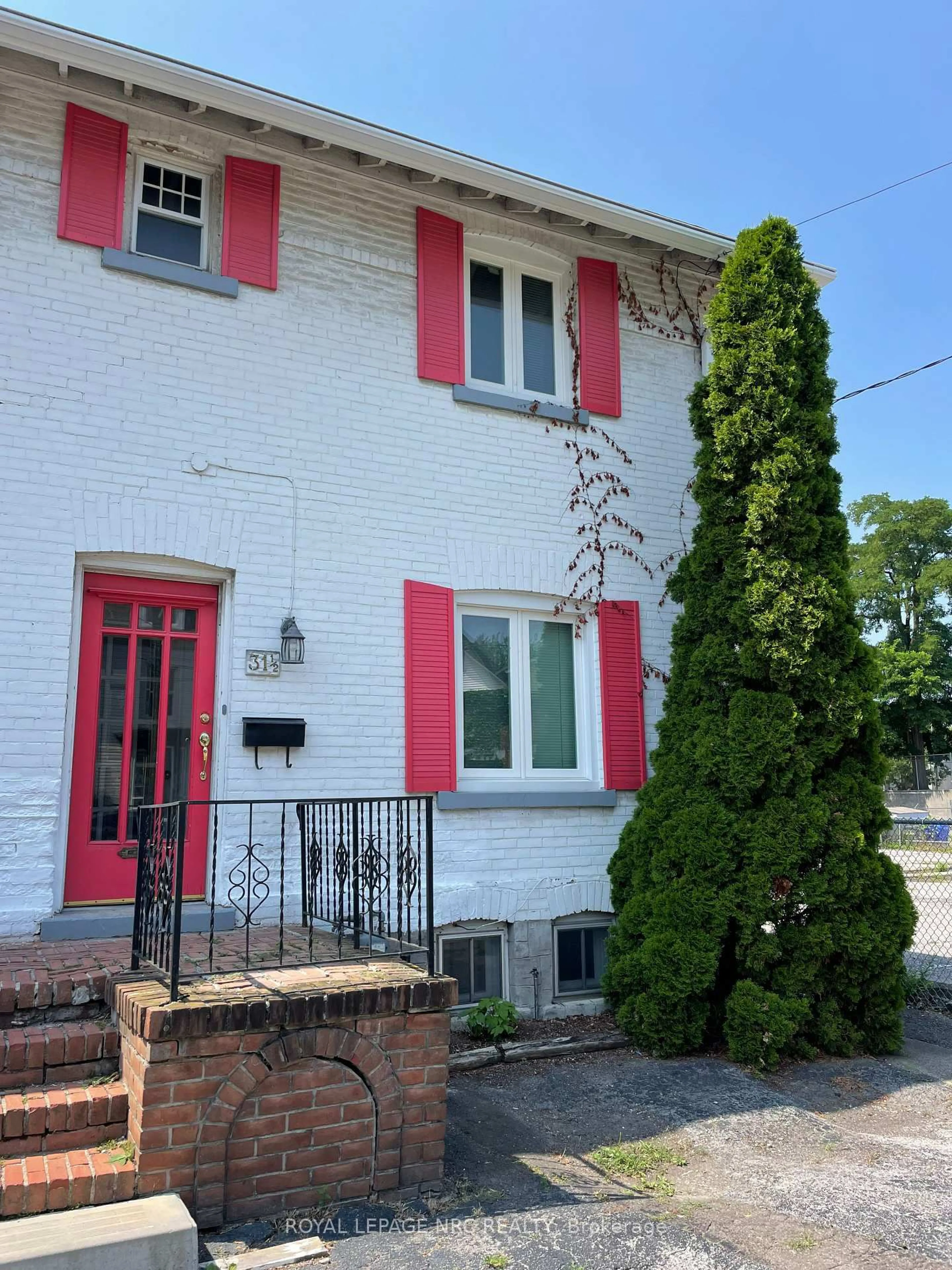 Home with brick exterior material, street for 31 1/2 Academy St, St. Catharines Ontario L2R 4Z9