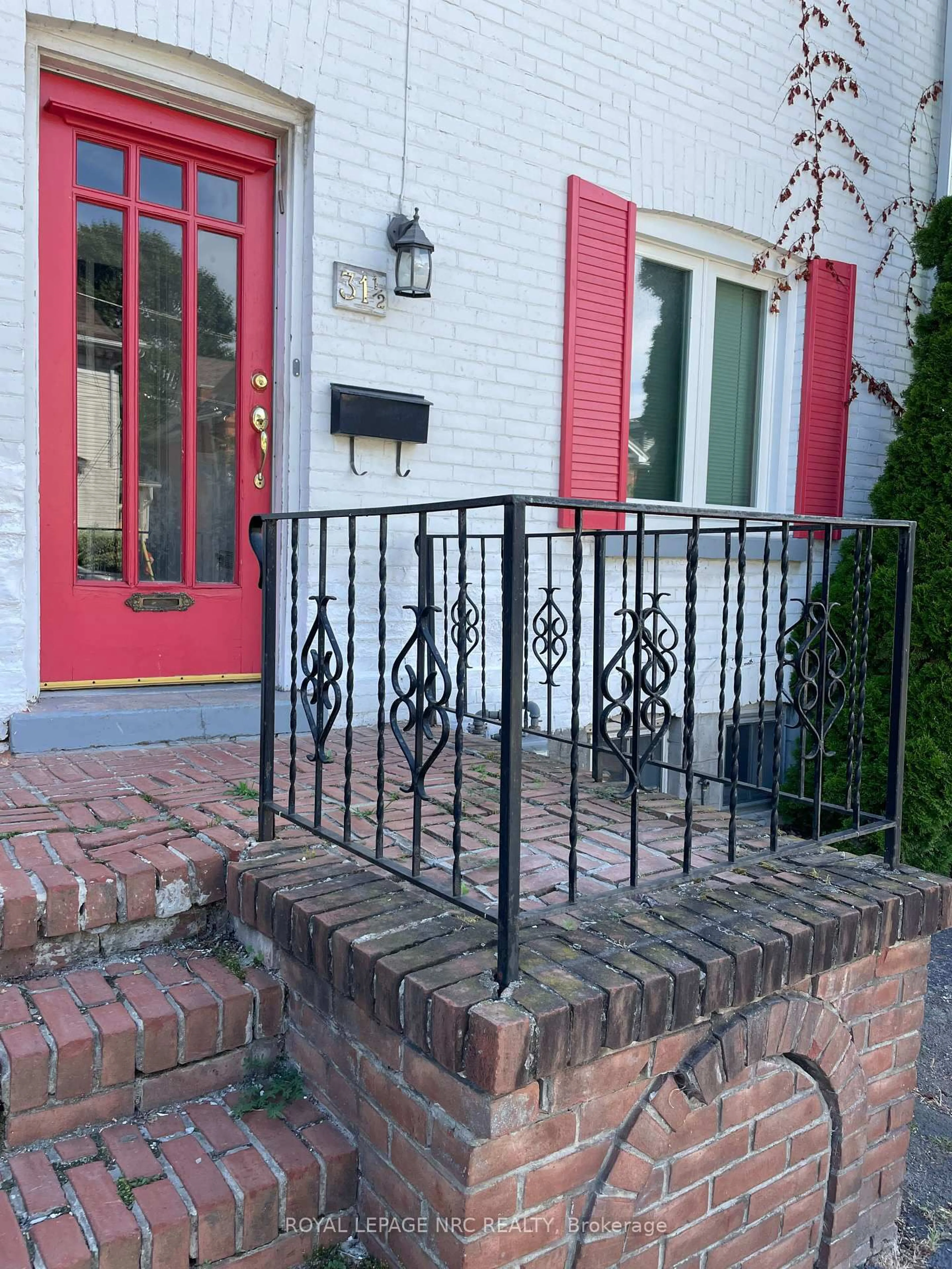 Patio, street for 31 1/2 Academy St, St. Catharines Ontario L2R 4Z9