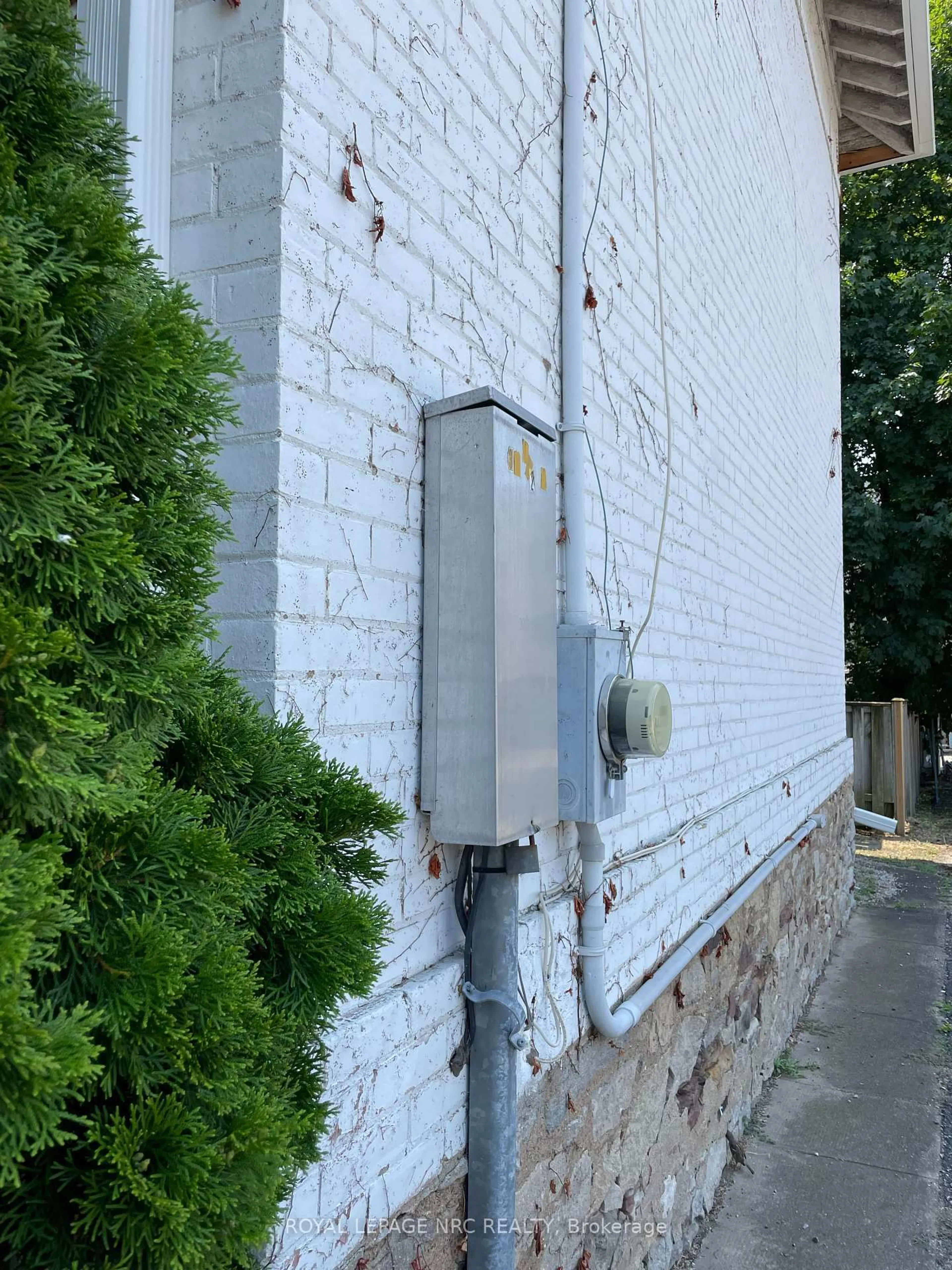 A pic from outside/outdoor area/front of a property/back of a property/a pic from drone, street for 31 1/2 Academy St, St. Catharines Ontario L2R 4Z9
