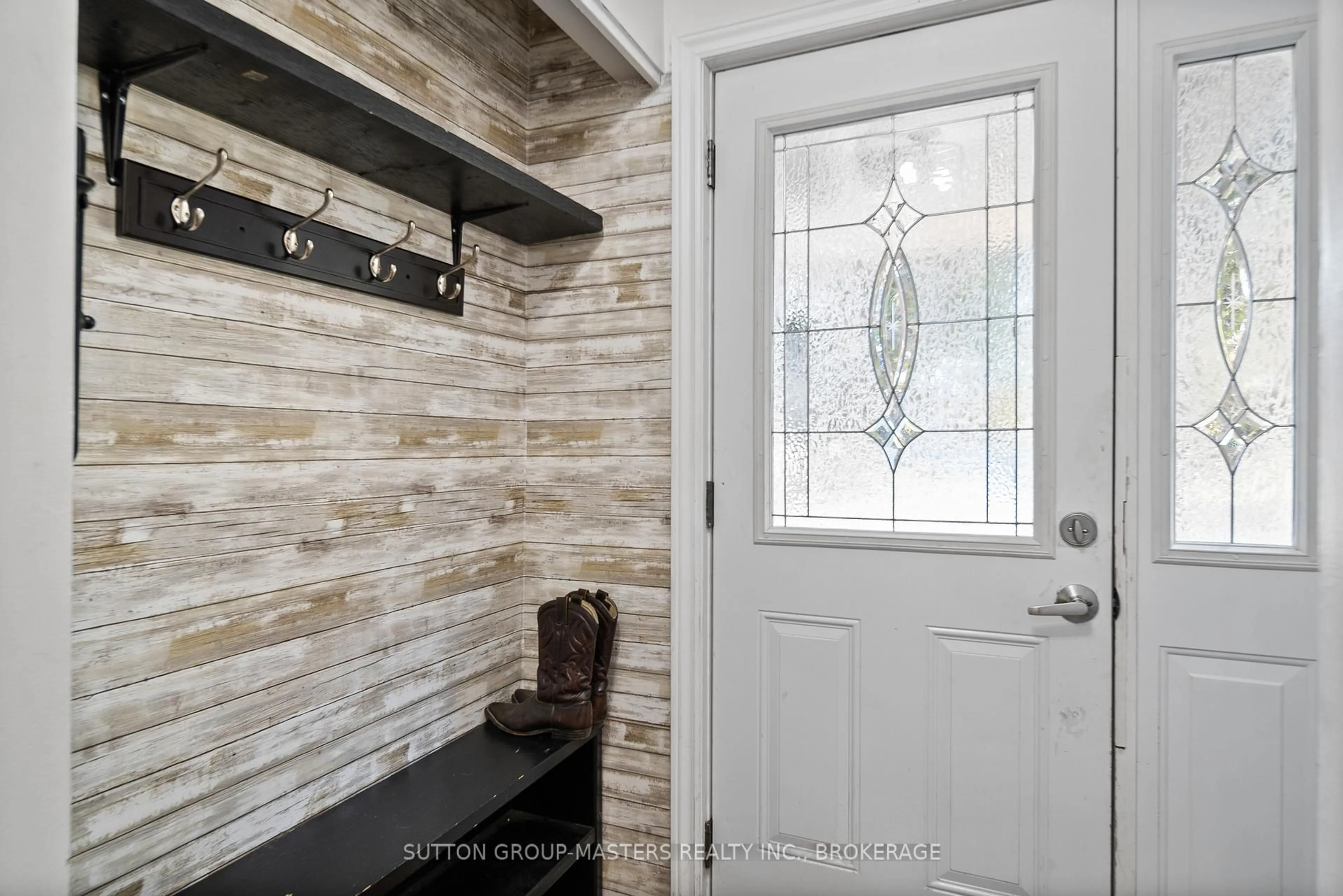 Indoor entryway for 66 Nicholson Cres, Loyalist Ontario K7N 1X1