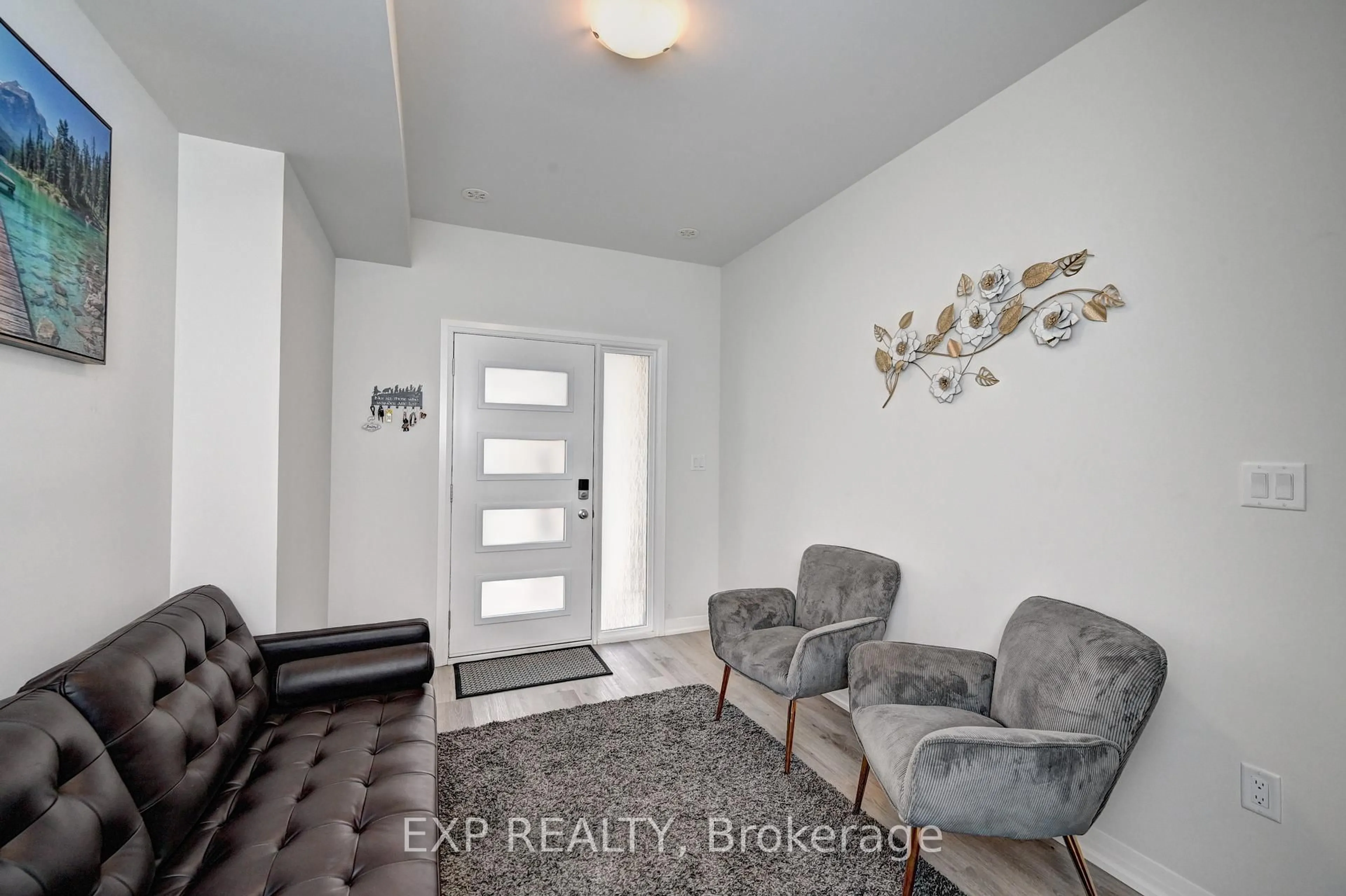 Indoor entryway for 155 Equestrian Way #161, Cambridge Ontario N3E 0E8